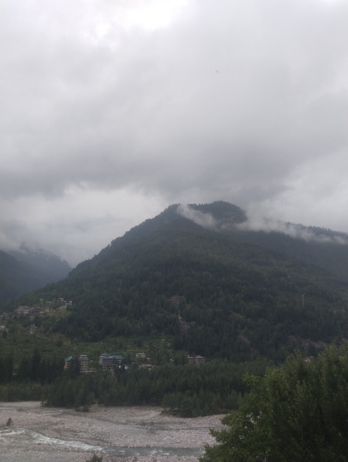 Tourist captures daily life in Himalayan village Vashisht
