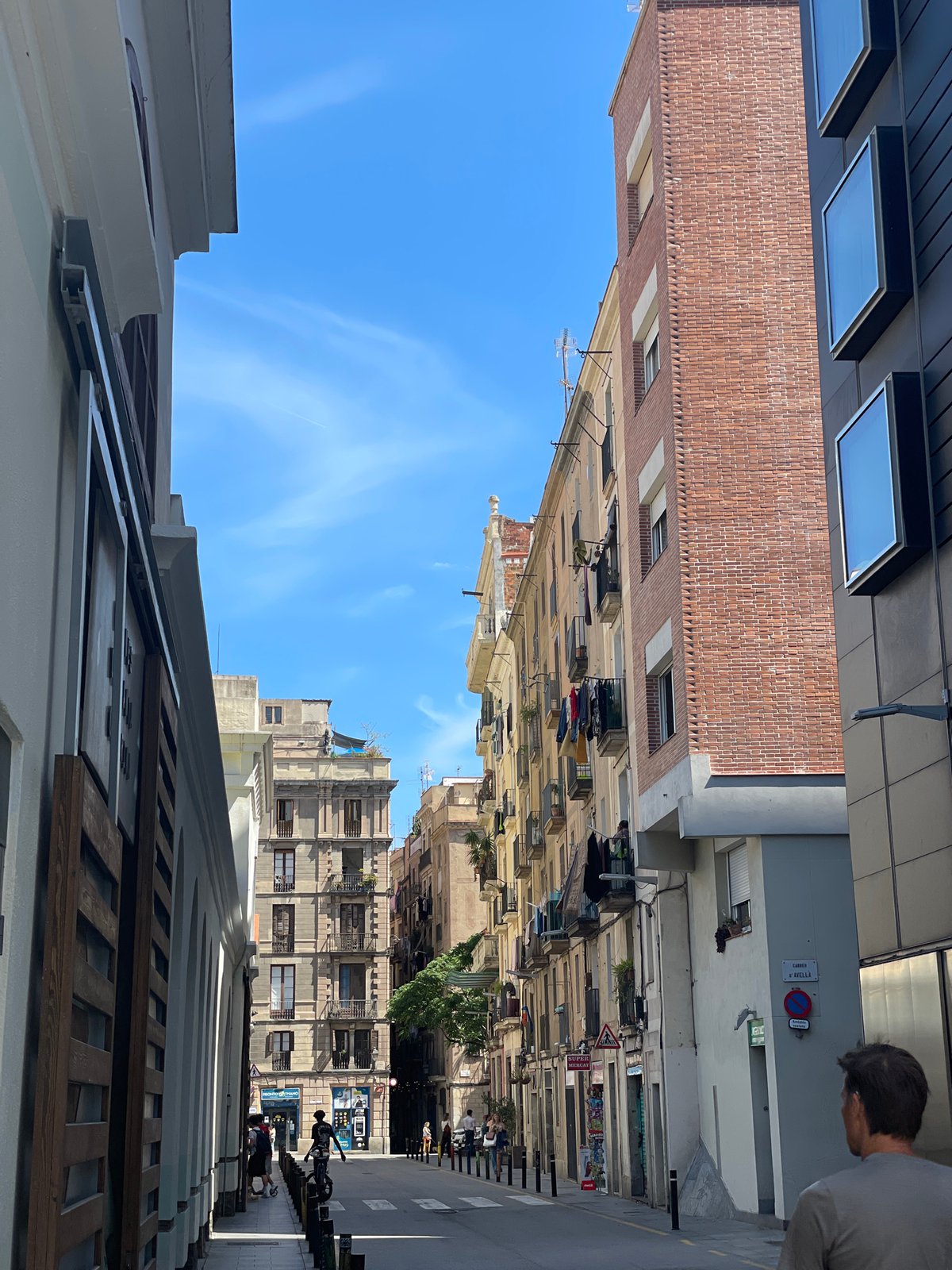 Midday walk documented across central Barcelona neighborhoods