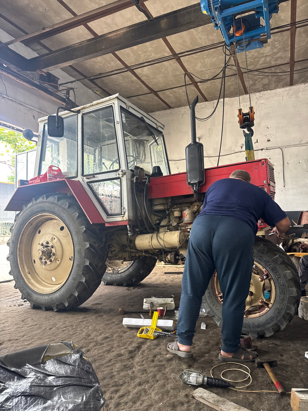 Tractor maintenance and equipment documentation in Sarnevo workshop