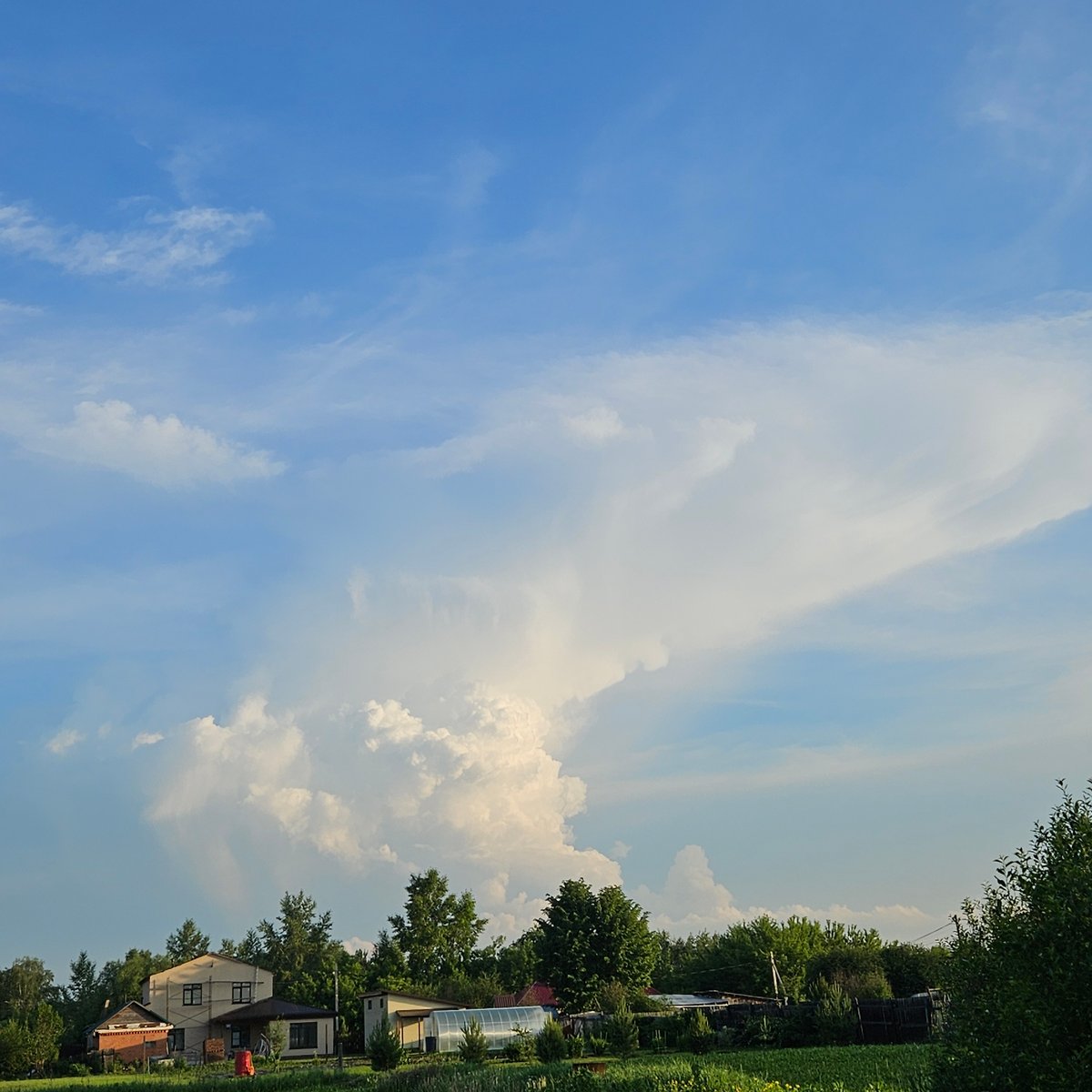 Afternoon scenes in Новостройка: fields, clouds, and car break