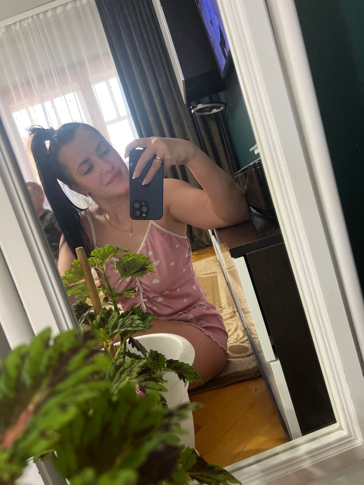 Woman documents quiet afternoon at home with cat selfies