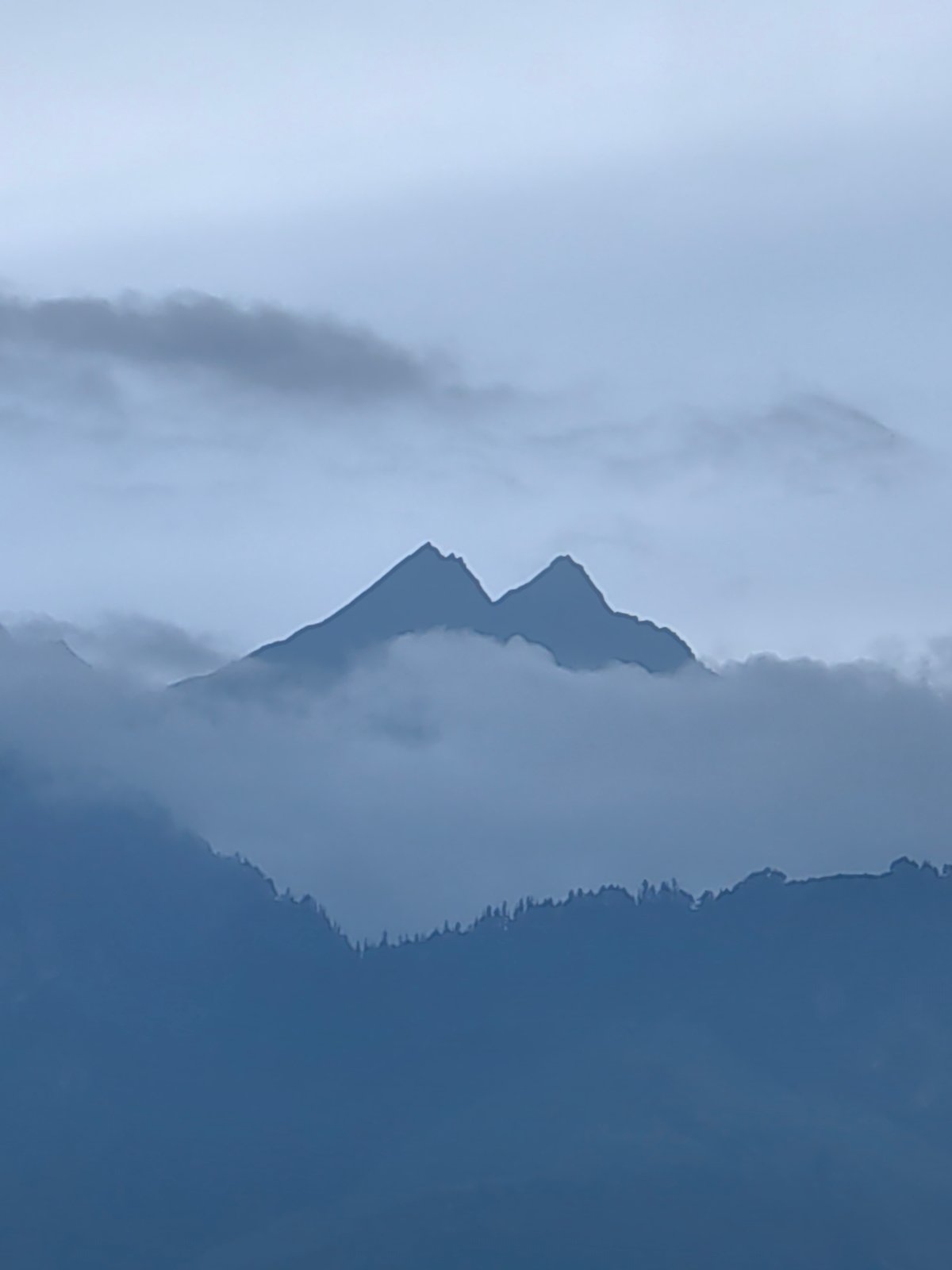 Mountain views and street life along the Manali-Vashisht corridor
