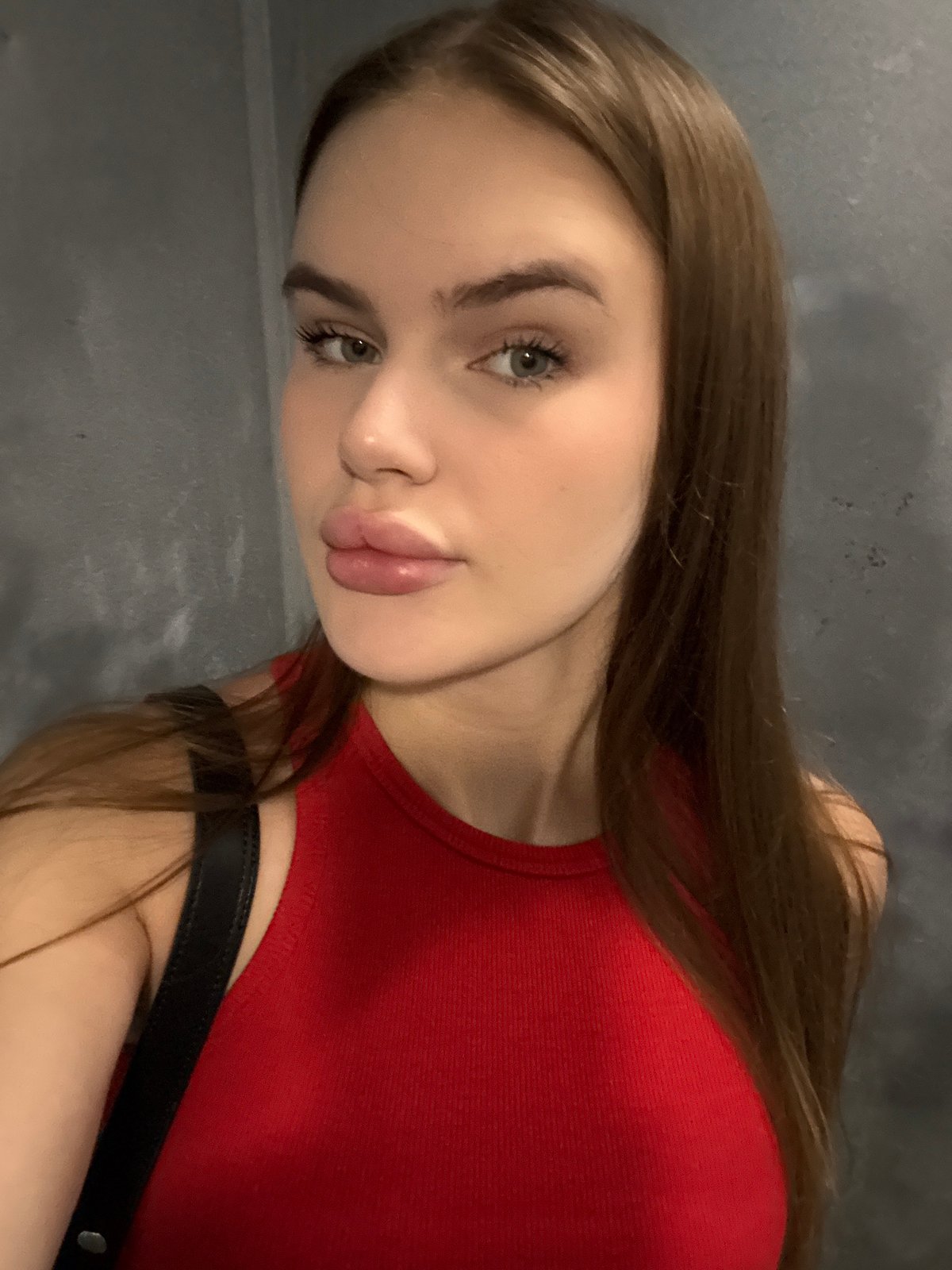 Quick selfie sequence against a concrete wall in Dnipro
