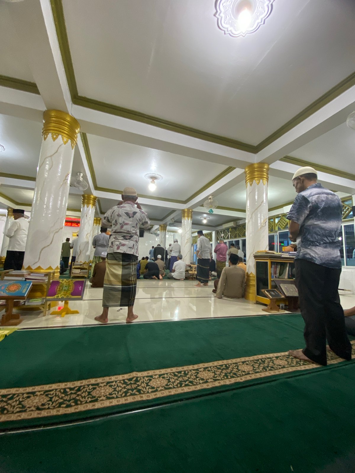 Friday prayer congregation fills Lhokseumawe mosque at midday