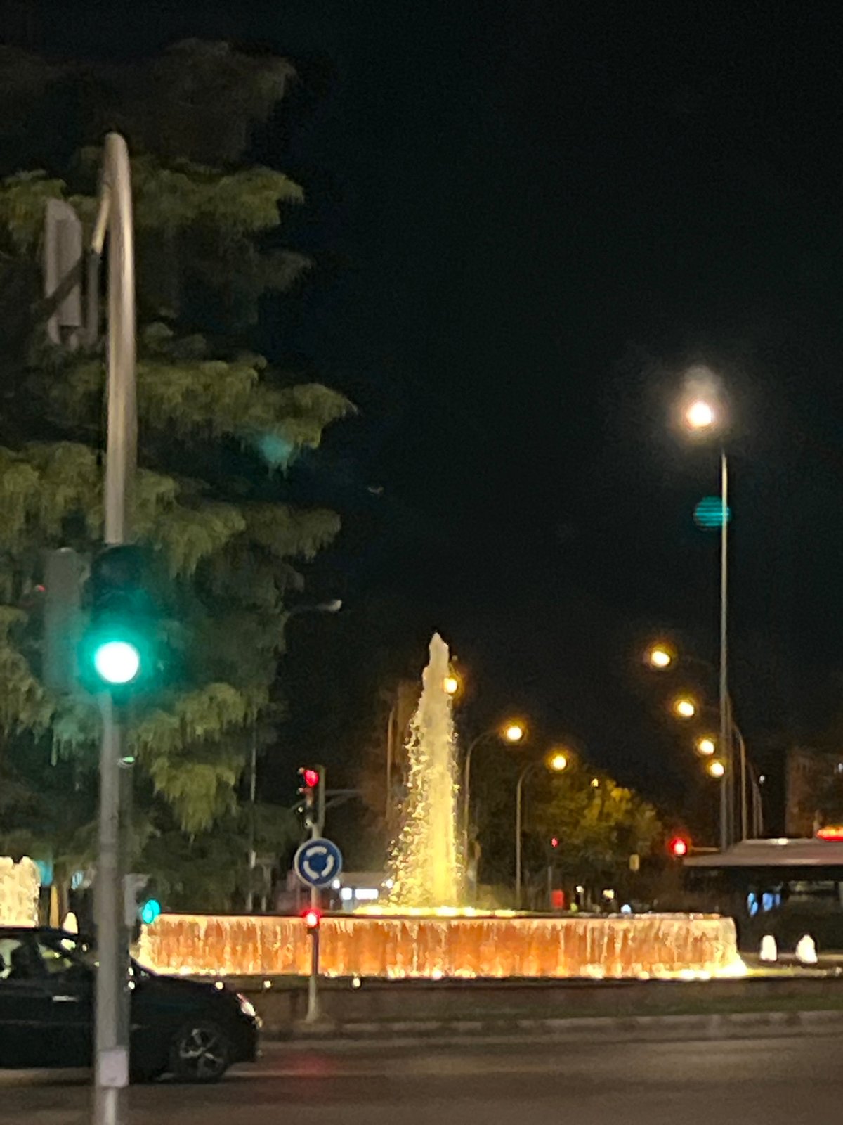 Night traffic recorded at Madrid fountain roundabout