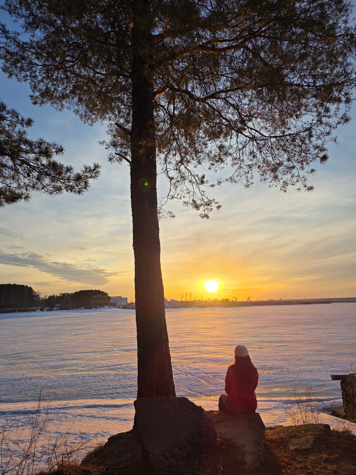 Families enjoy snowy afternoon at Chaikovsky park amid winter conditions