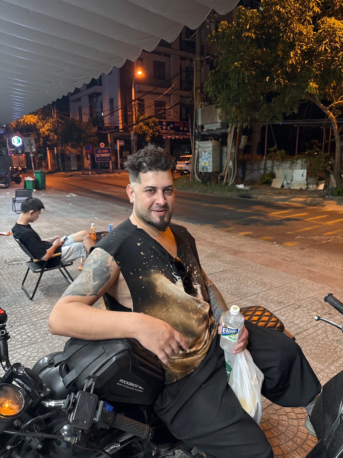 Tattooed man spotted on motorcycle in Đà Nẵng street
