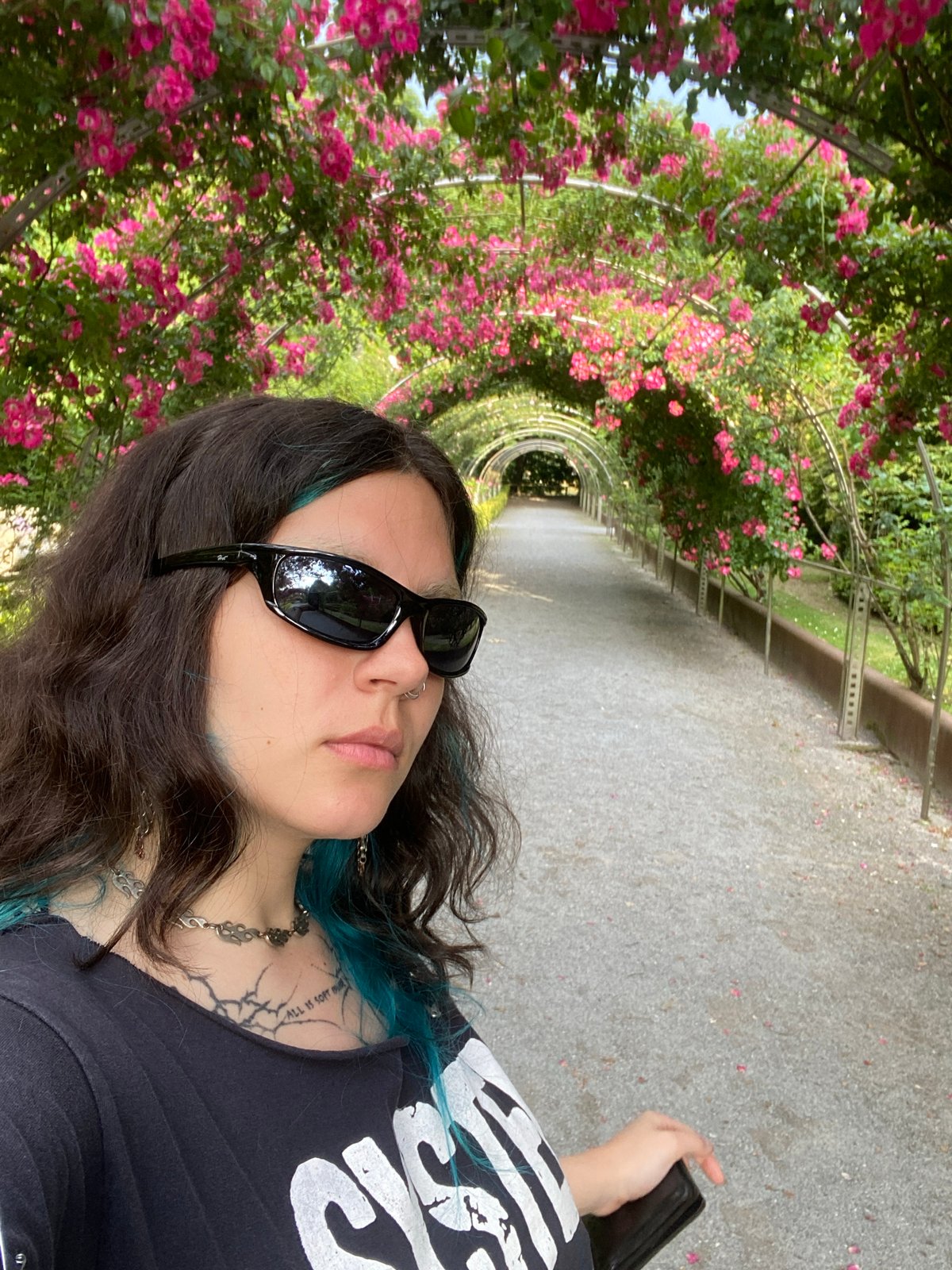 Afternoon garden visit documented in Gijón's Queen's Gardens