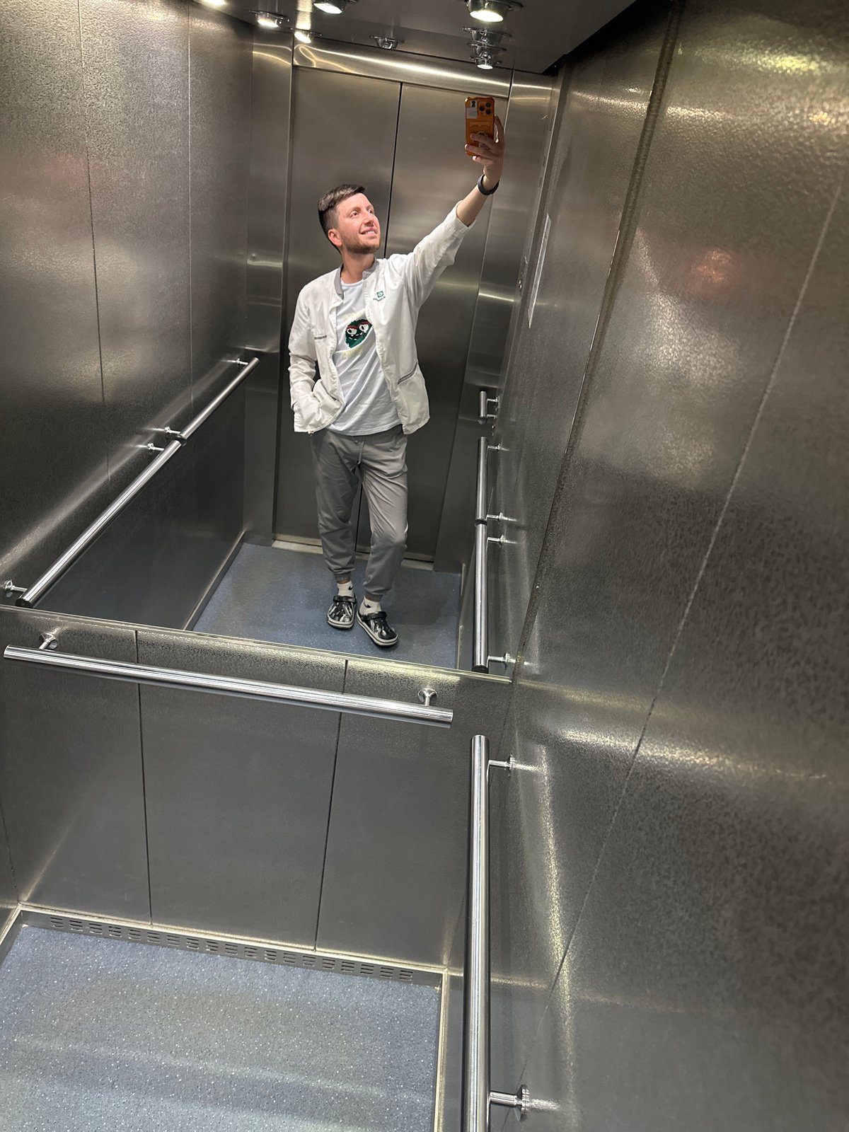 Lab worker documents shift with selfies at Moscow medical facility