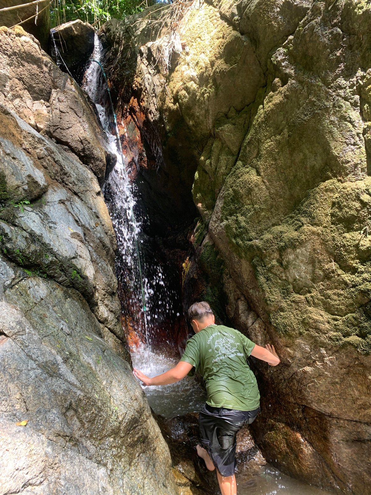 Tourists explore waterfall, catch colorful crab in Ko Samui