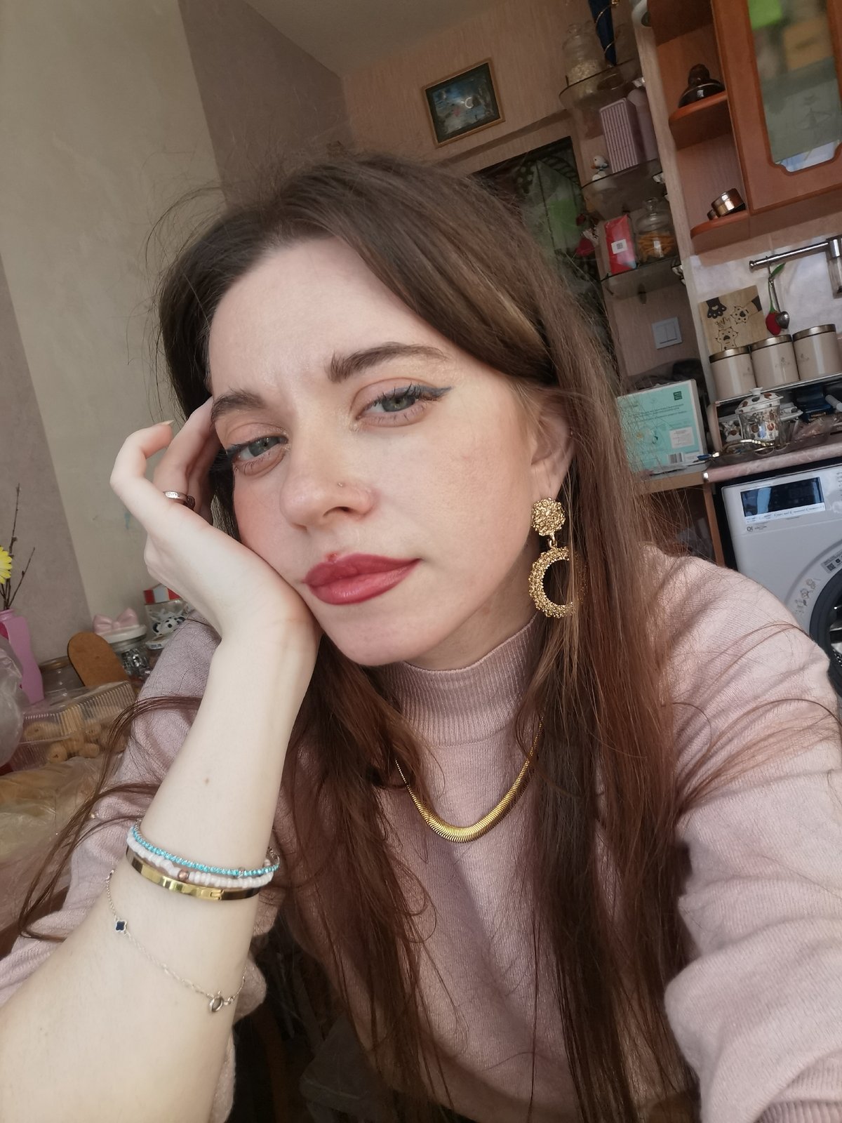 Woman documents afternoon with selfies and urban scenes