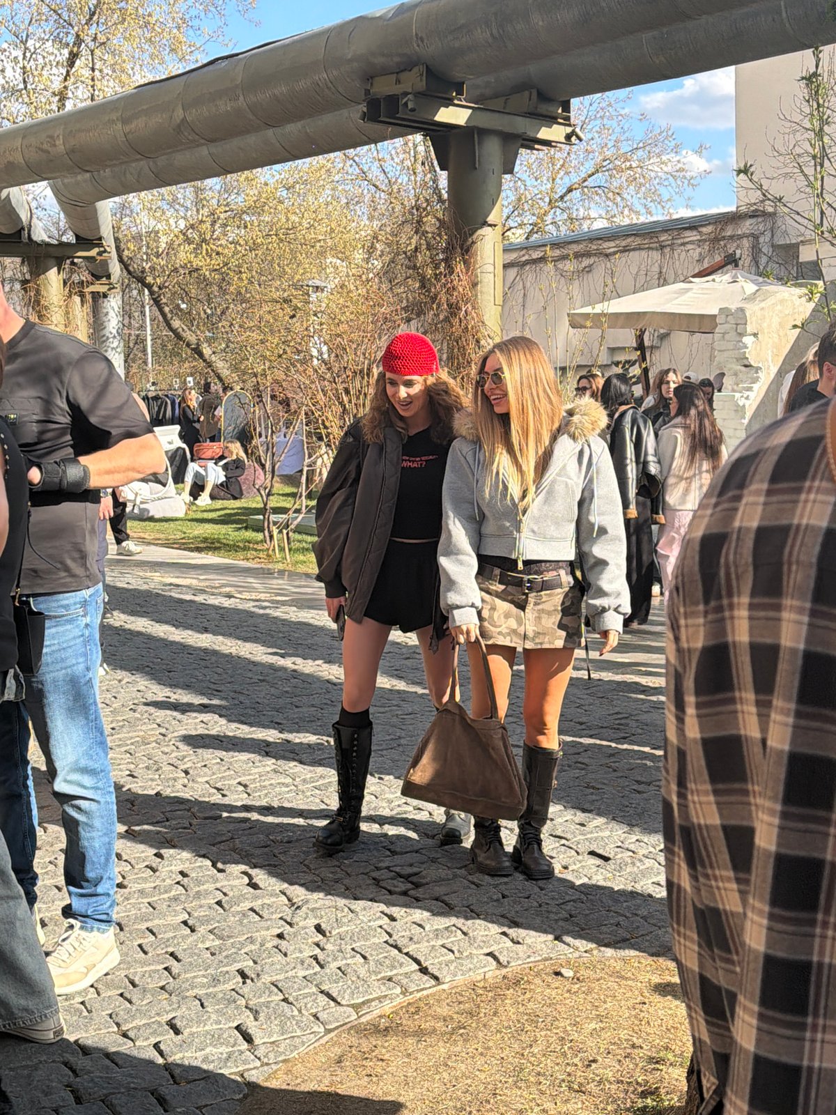 Spring afternoon street life documented in central Moscow