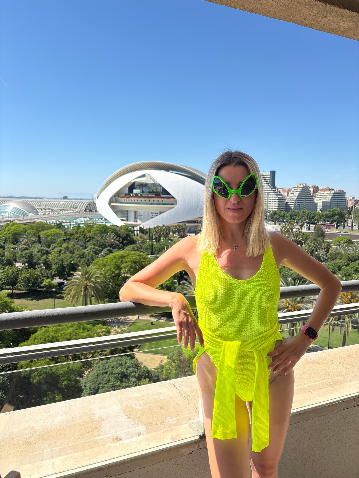 Woman poses in neon green at València's Arts complex