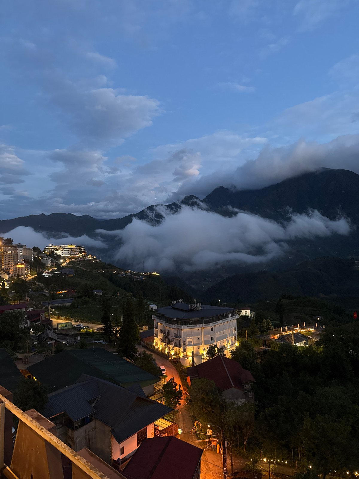 Evening scenes captured in Sa Pa Ward's mountains and restaurants