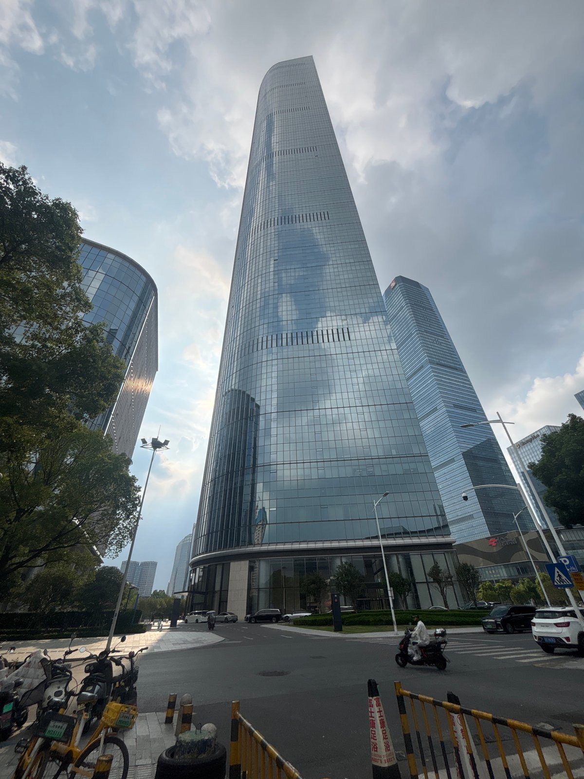 Morning street scenes around Suzhou Industrial Park's glass towers