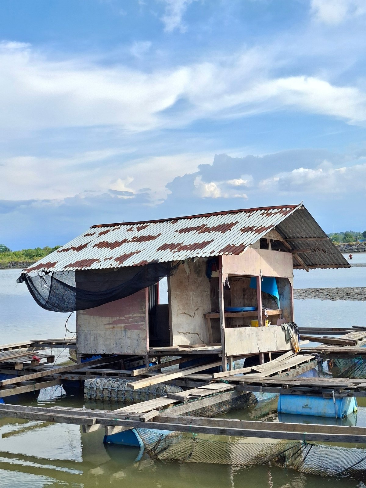 Floating homes spotted on Indonesian waterways near Lhokseumawe