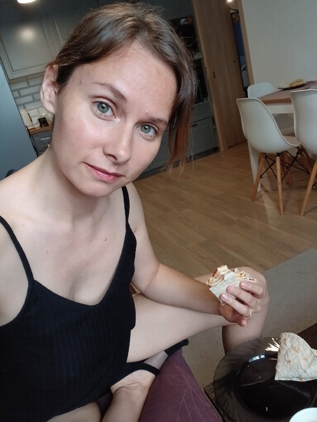 Casual morning routine in a Yekaterinburg apartment and neighborhood