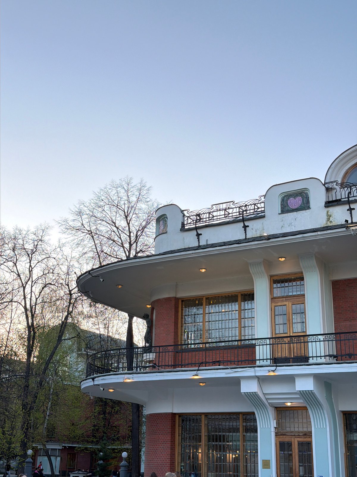 Moscow architectural tour documented by single observer over evening hours