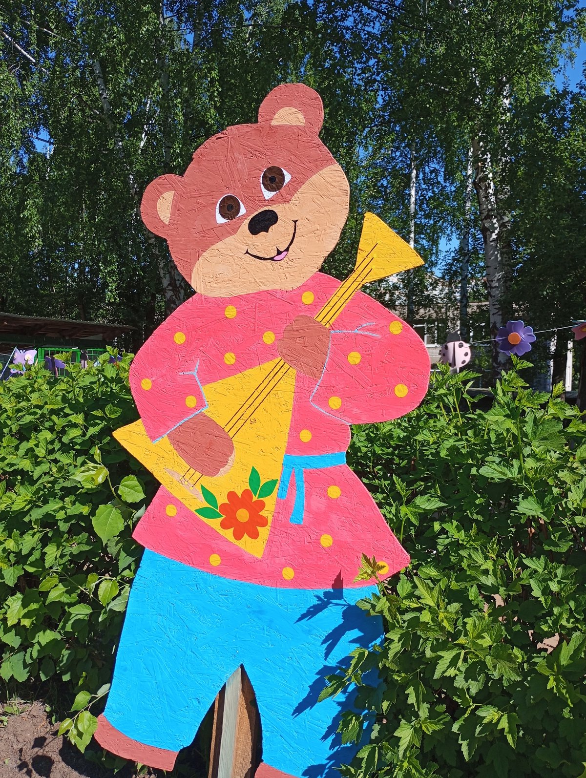 Whimsical garden decorations spotted in Izhevsk recreational area