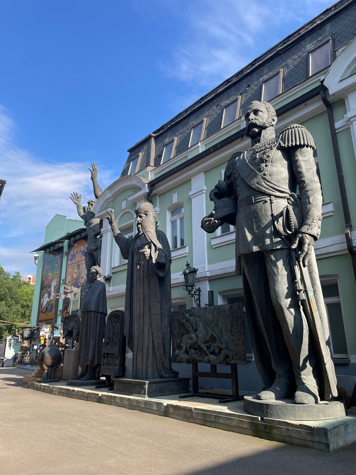 Exploring Tsereteli's Moscow art museum, sculptures, and mosaics