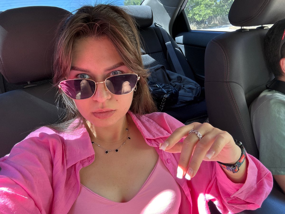Morning car selfies and pink roses documentation session