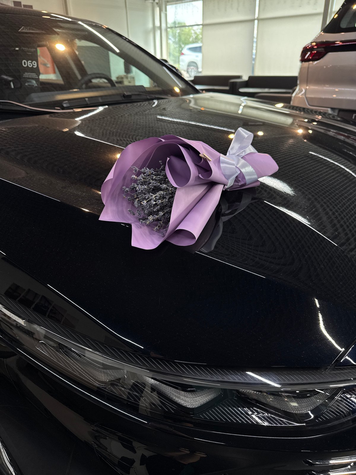 Car dealerships in Nizhny Novgorod present decorated vehicles with flowers
