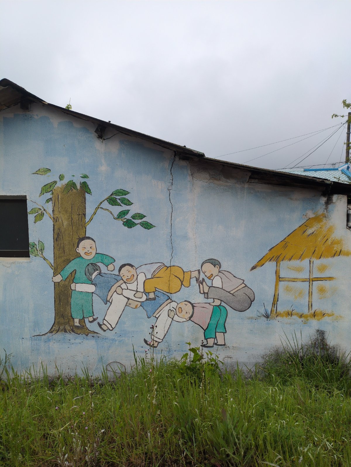 Morning street scenes documented in Iwon, South Korea