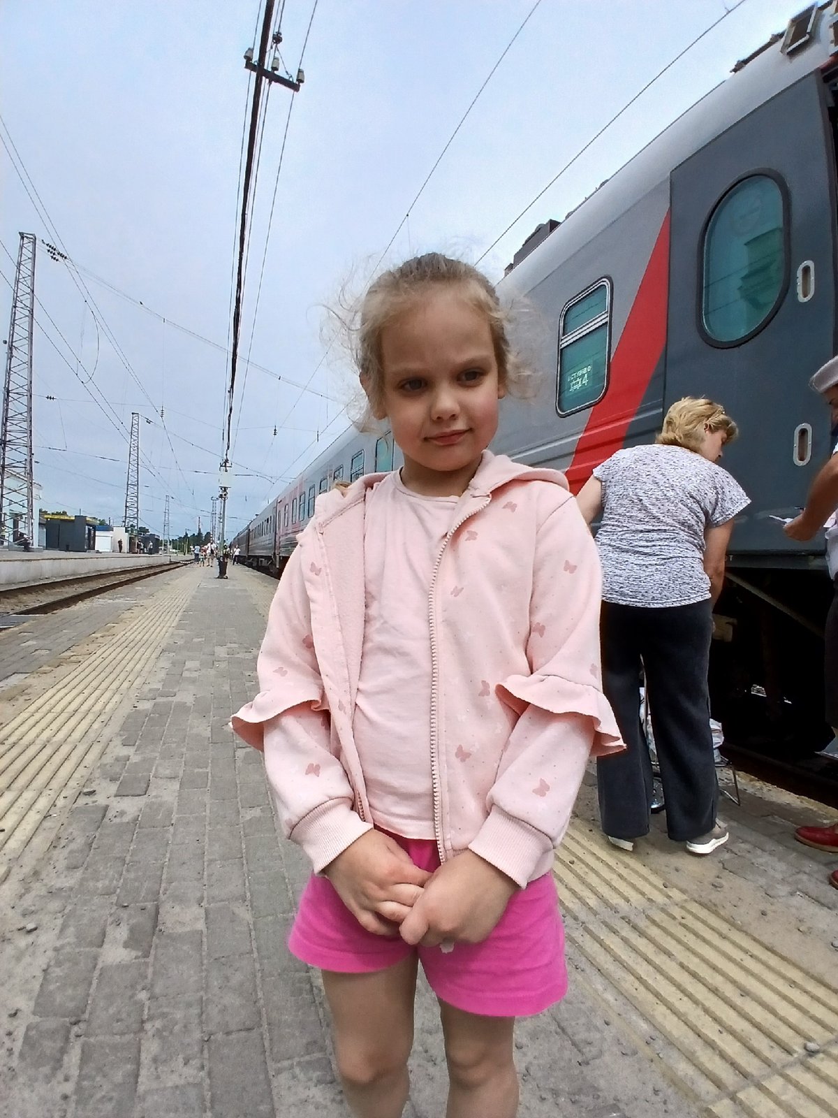Morning activity at Rtishchevo station as an RZhD train stops