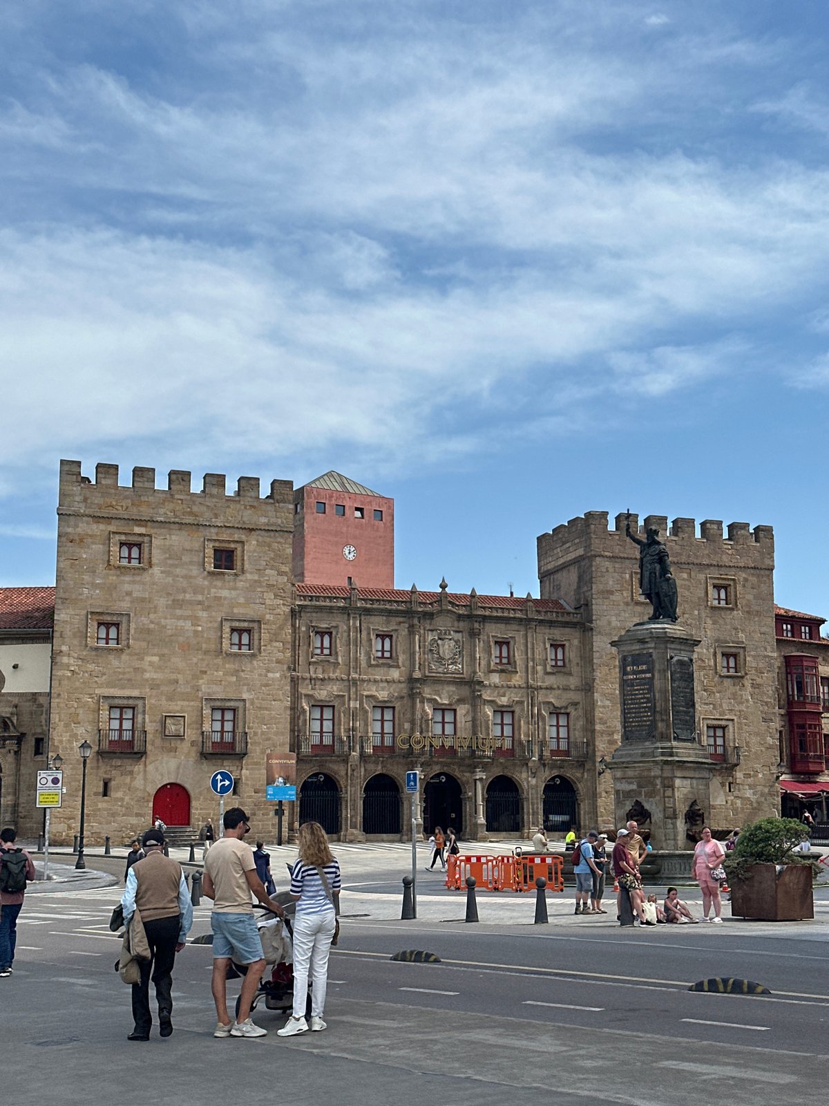 Tourist captures ordinary life across historic Gijón landmarks