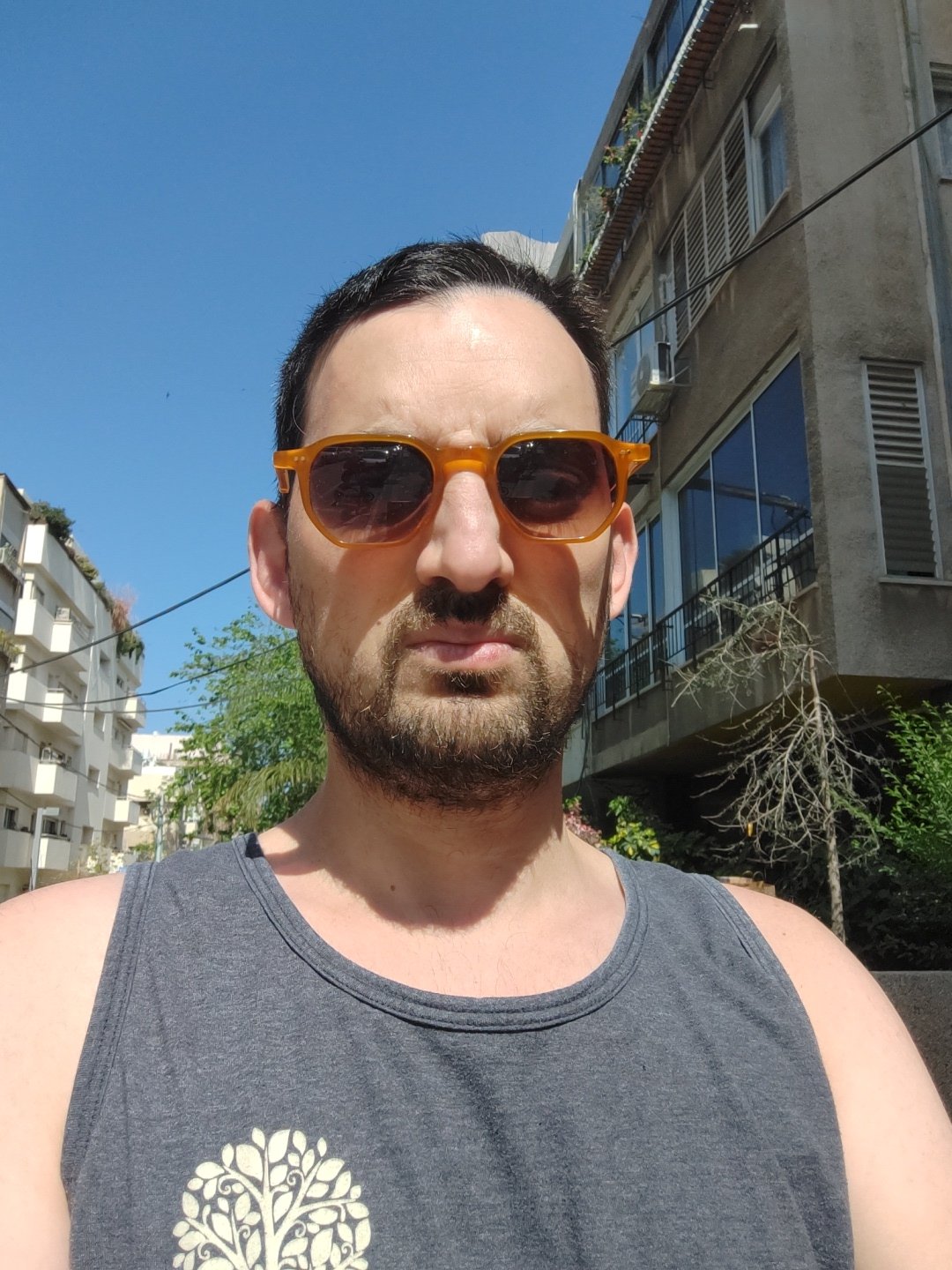 Man in grey tank top observed in Tel Aviv