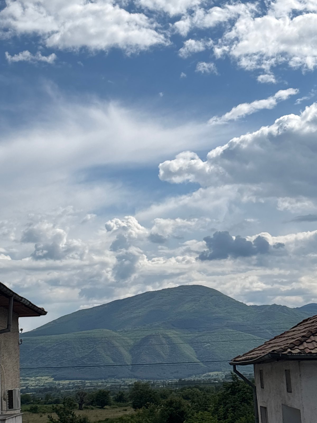 Casual moments captured in Garmen: mountain views and cosmetics