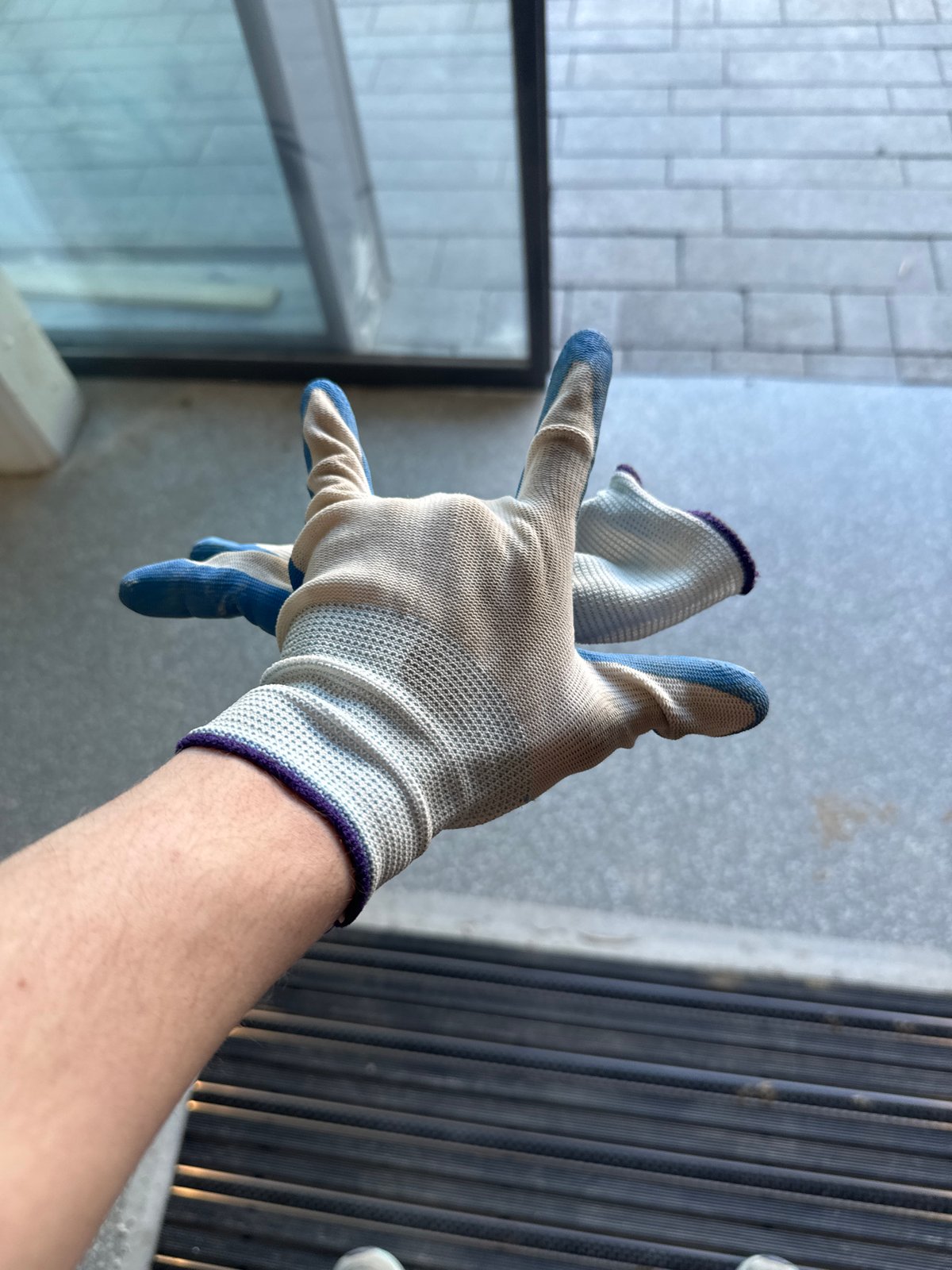 Hand gesture with distinctive glove observed in Kazan