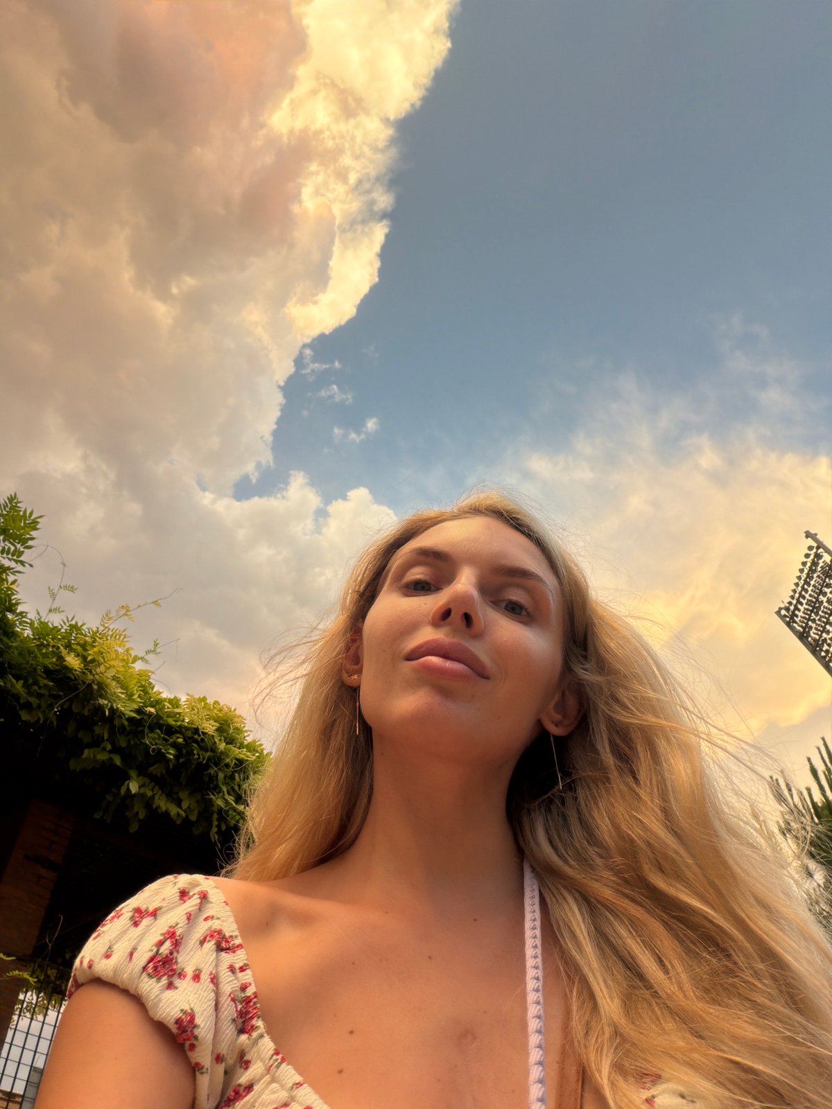 Afternoon in a Valencia park, golden hour vibes