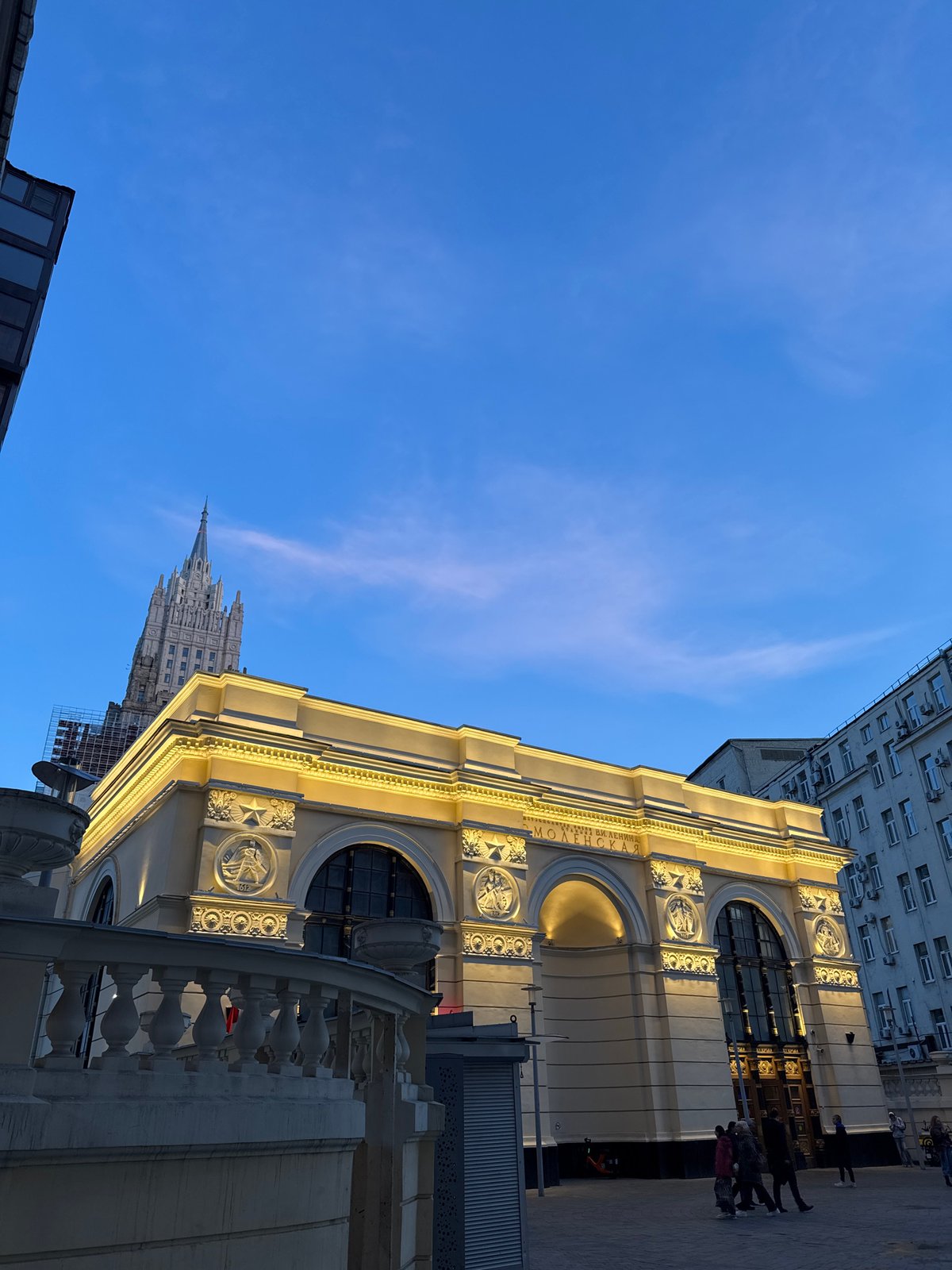 Afternoon street scenes documented in central Moscow
