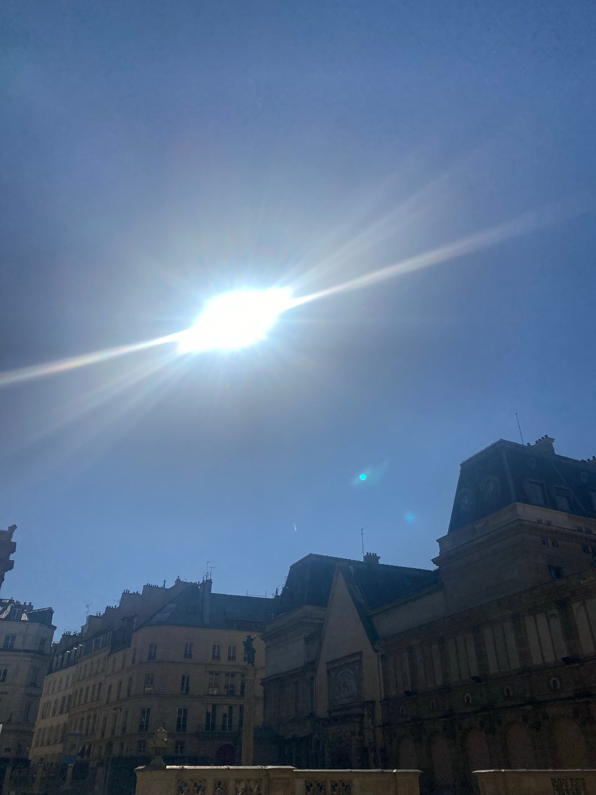 Morning scenes captured across Paris locations during six-minute span