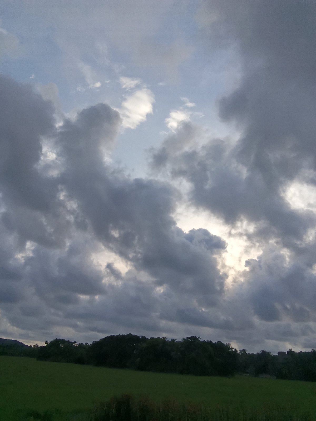Ordinary life documented in Sodiem India under cloudy skies