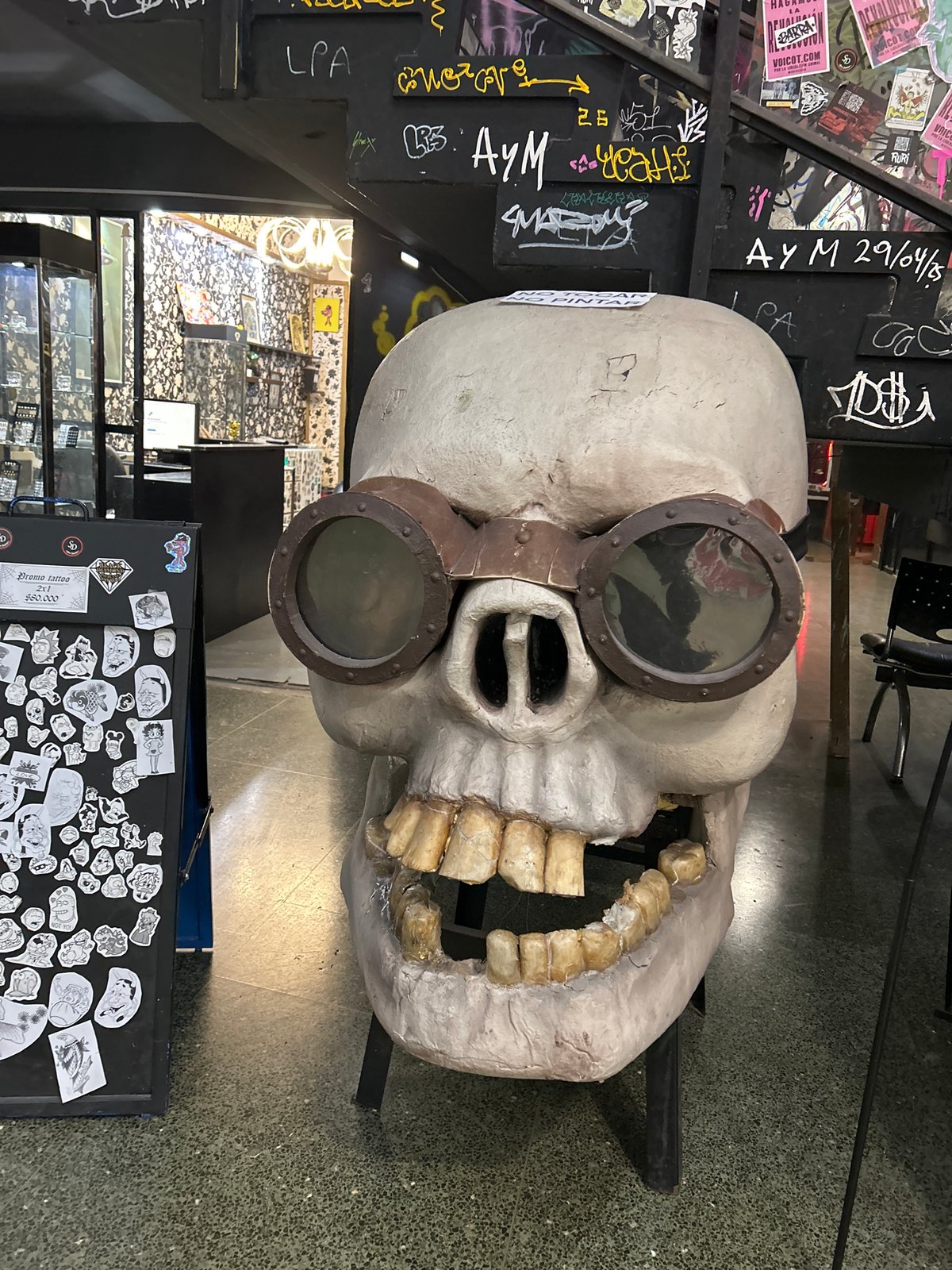 Body jewelry store displays documented in Buenos Aires