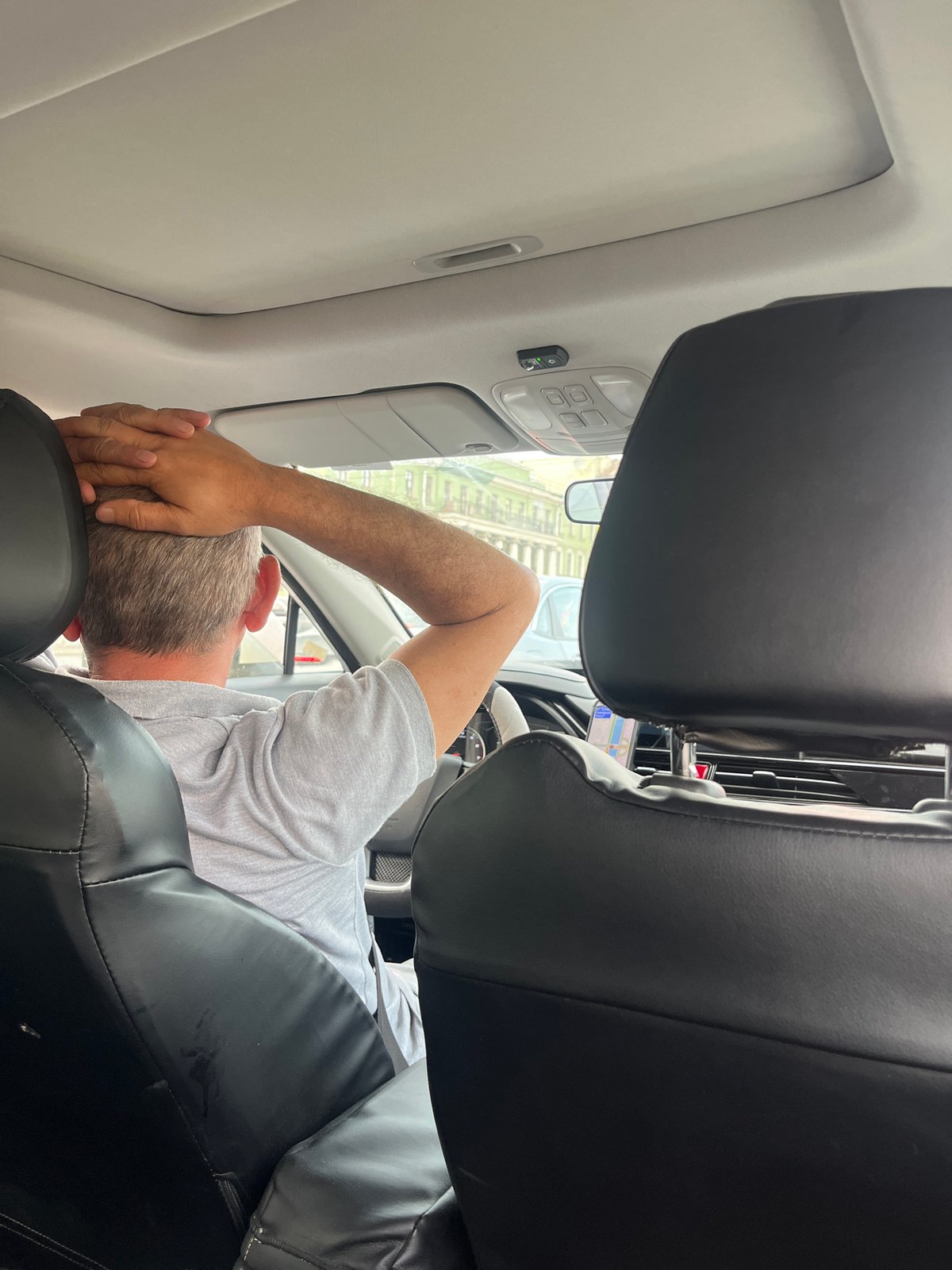 Distressed driver, couple on bridge observed in Saint Petersburg