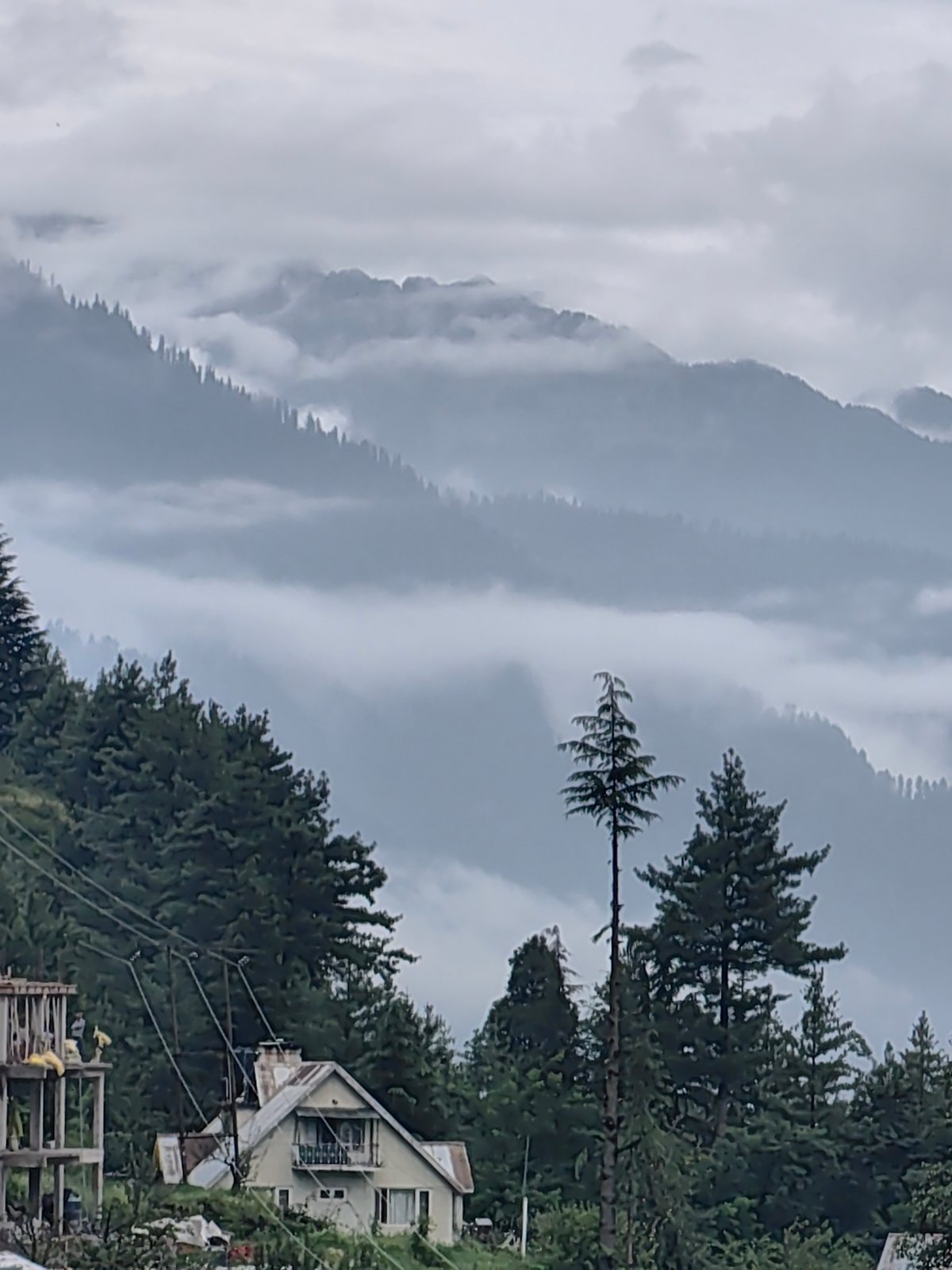Misty mountain afternoon across Manali and Vashisht