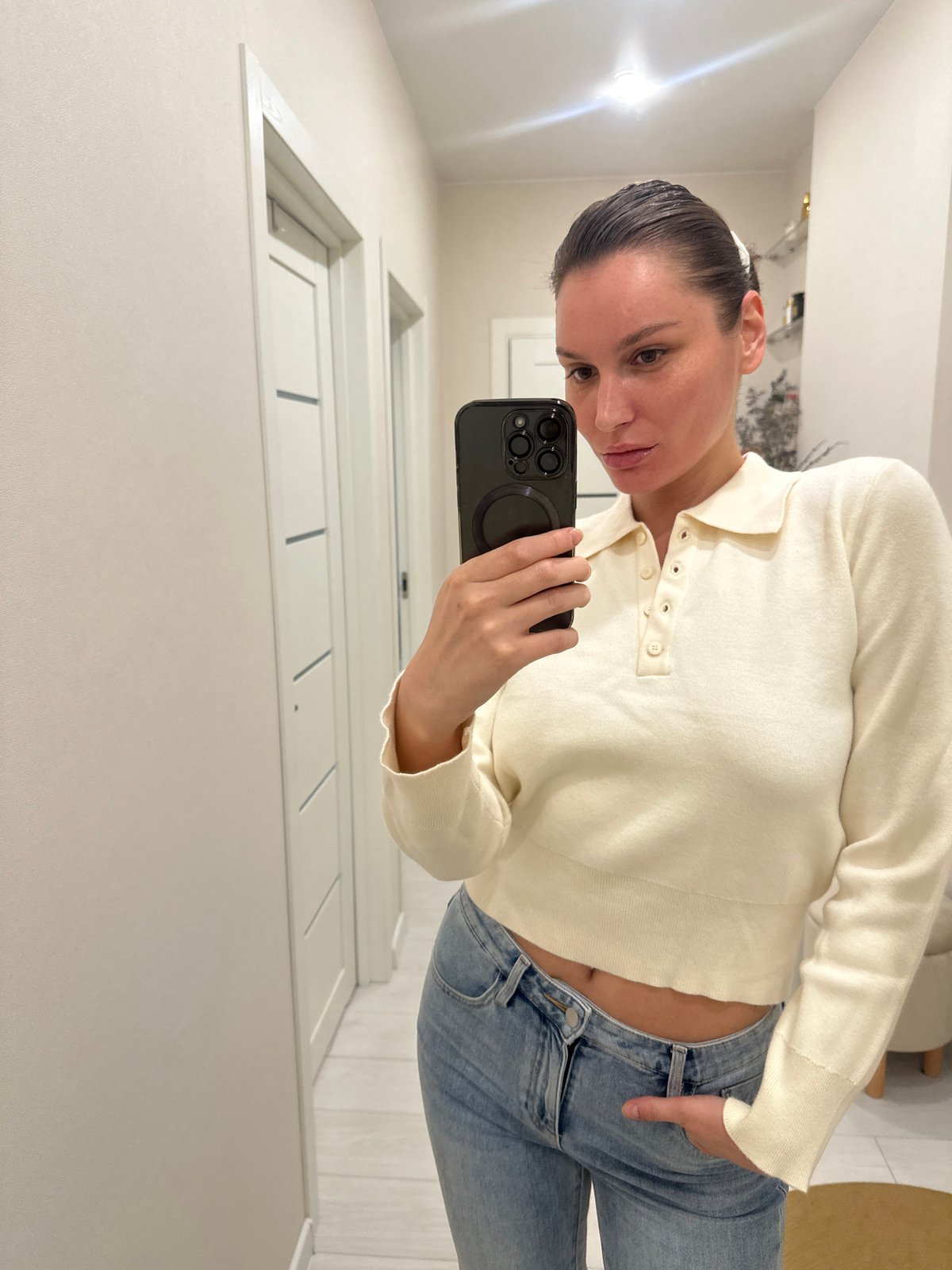 Morning routine documented: selfies, pet moments, household cleaning in Moscow