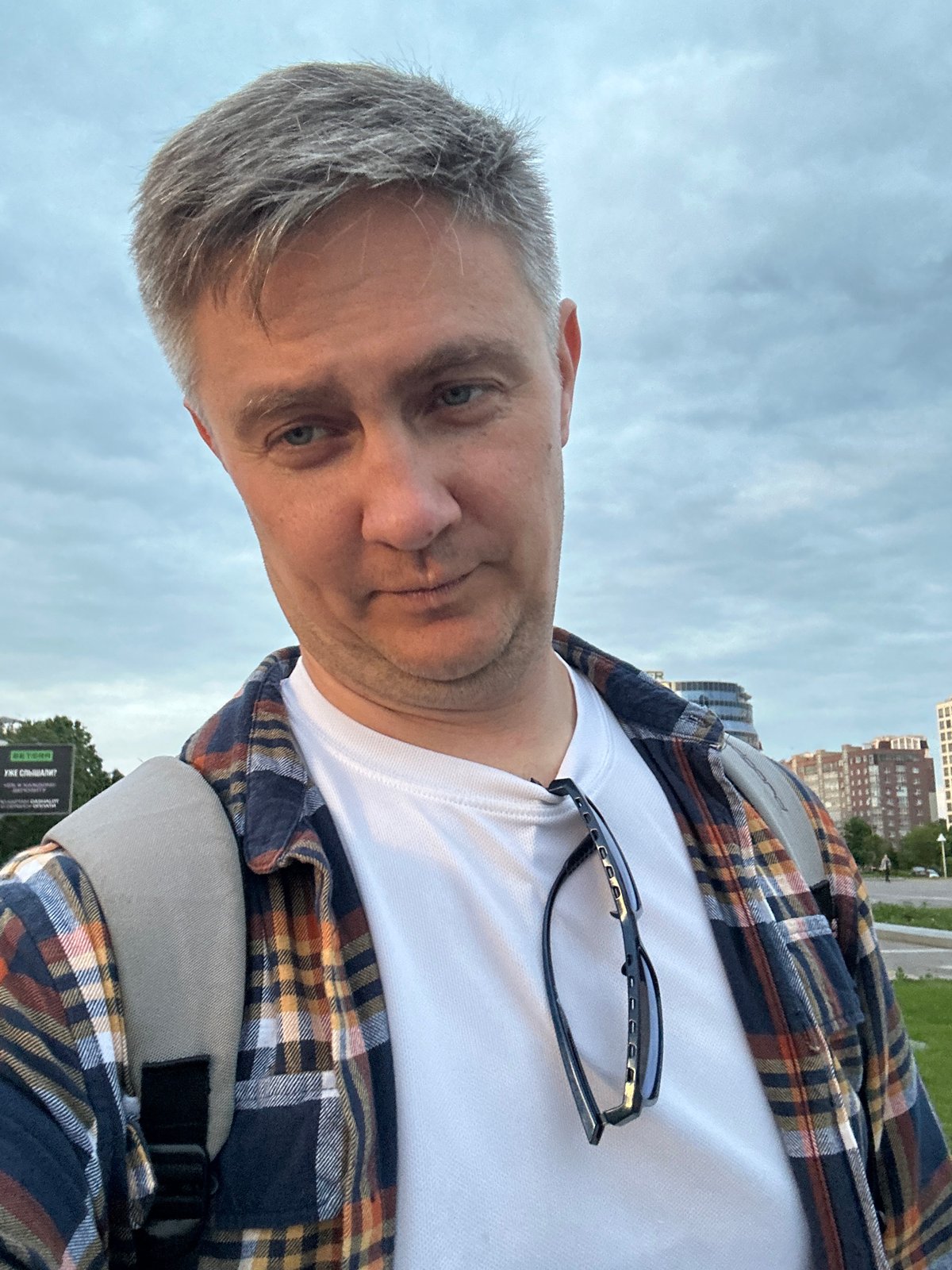 Evening walk documented through central Minsk landmarks and selfies