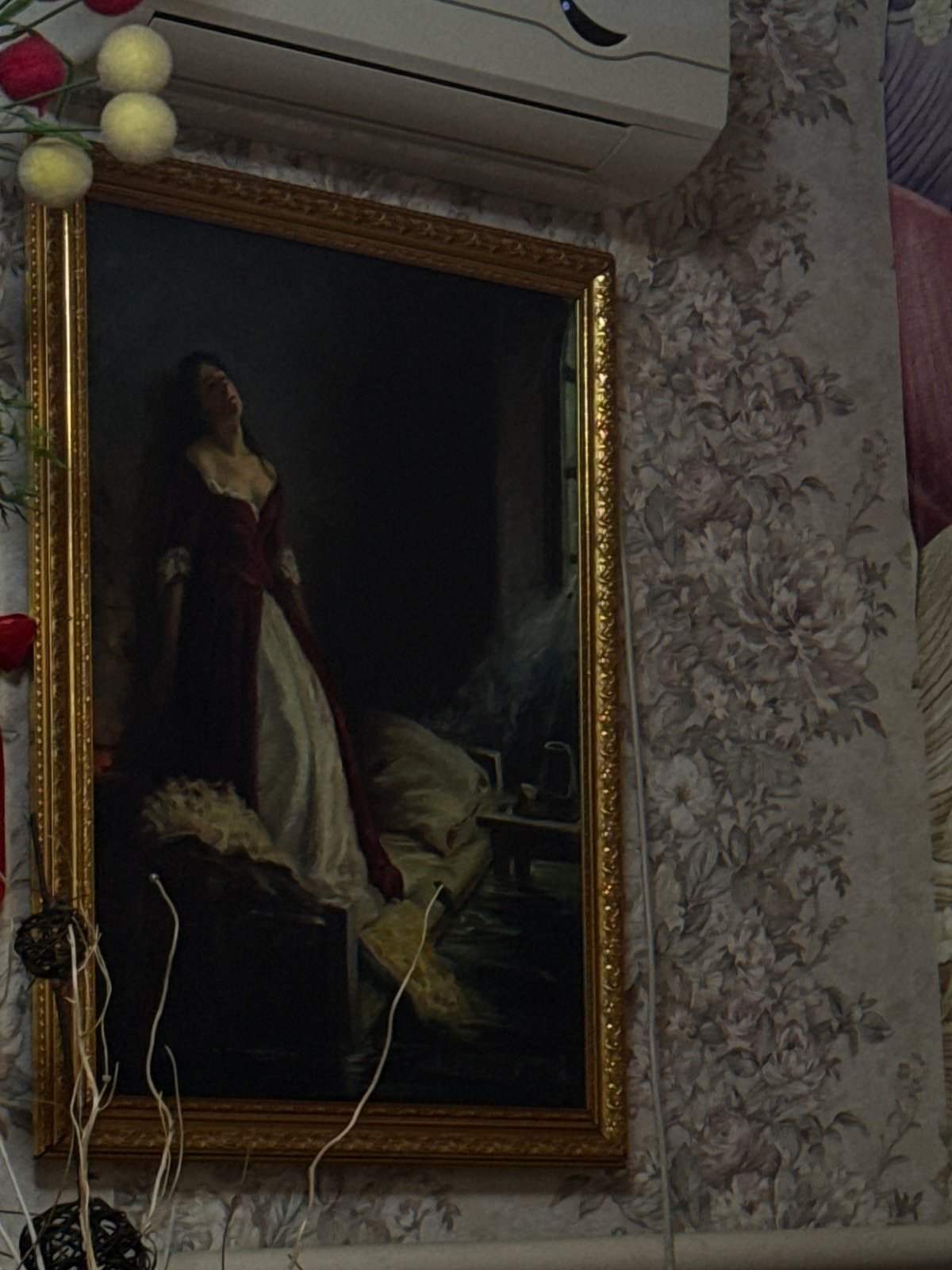 Witness documents vintage-decorated home interior over six minutes