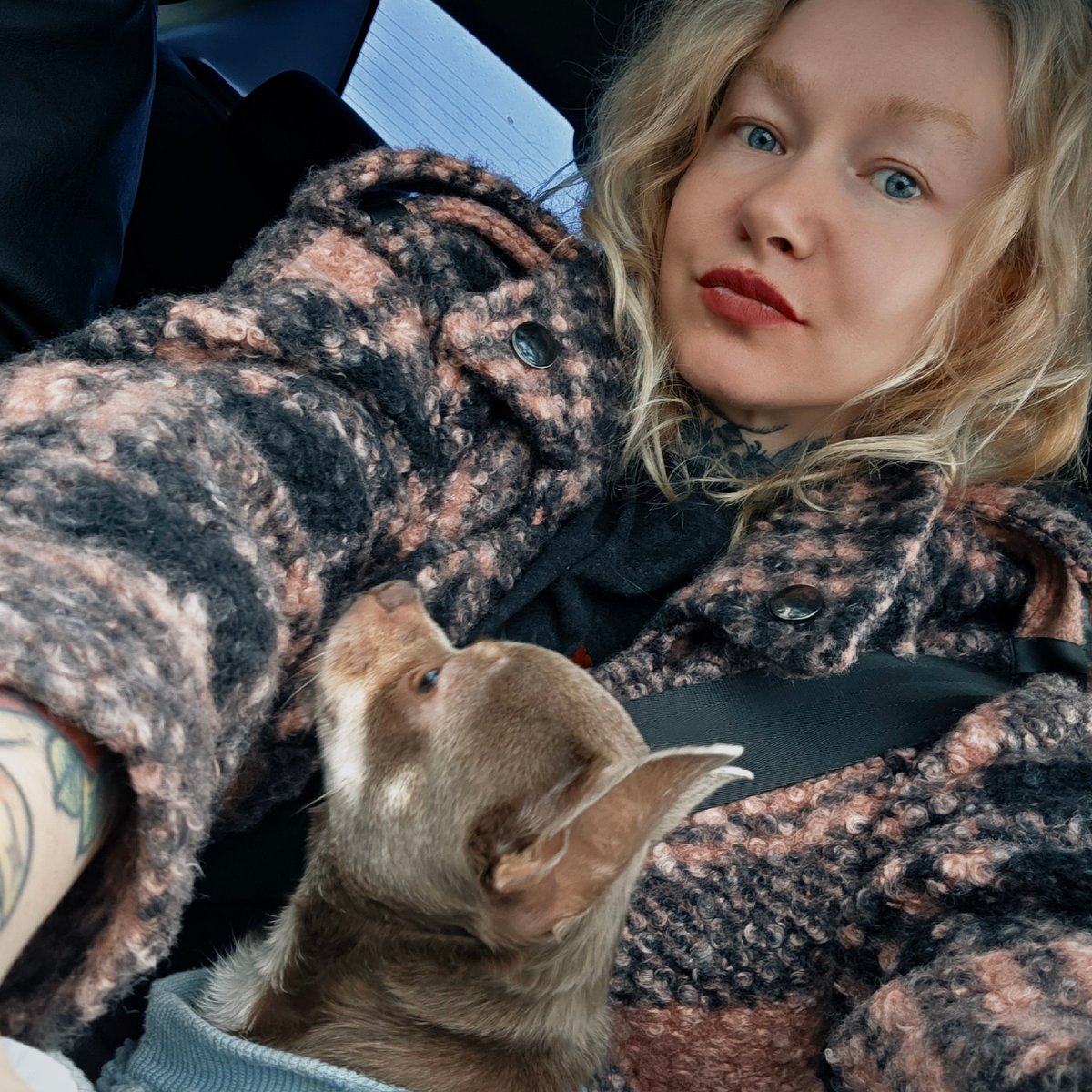 Woman with tattoos observed in vehicle in Saint Petersburg