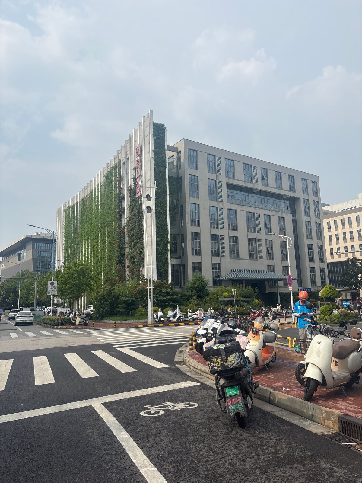 Street-level scenes around Suzhou Industrial Park on a summer morning