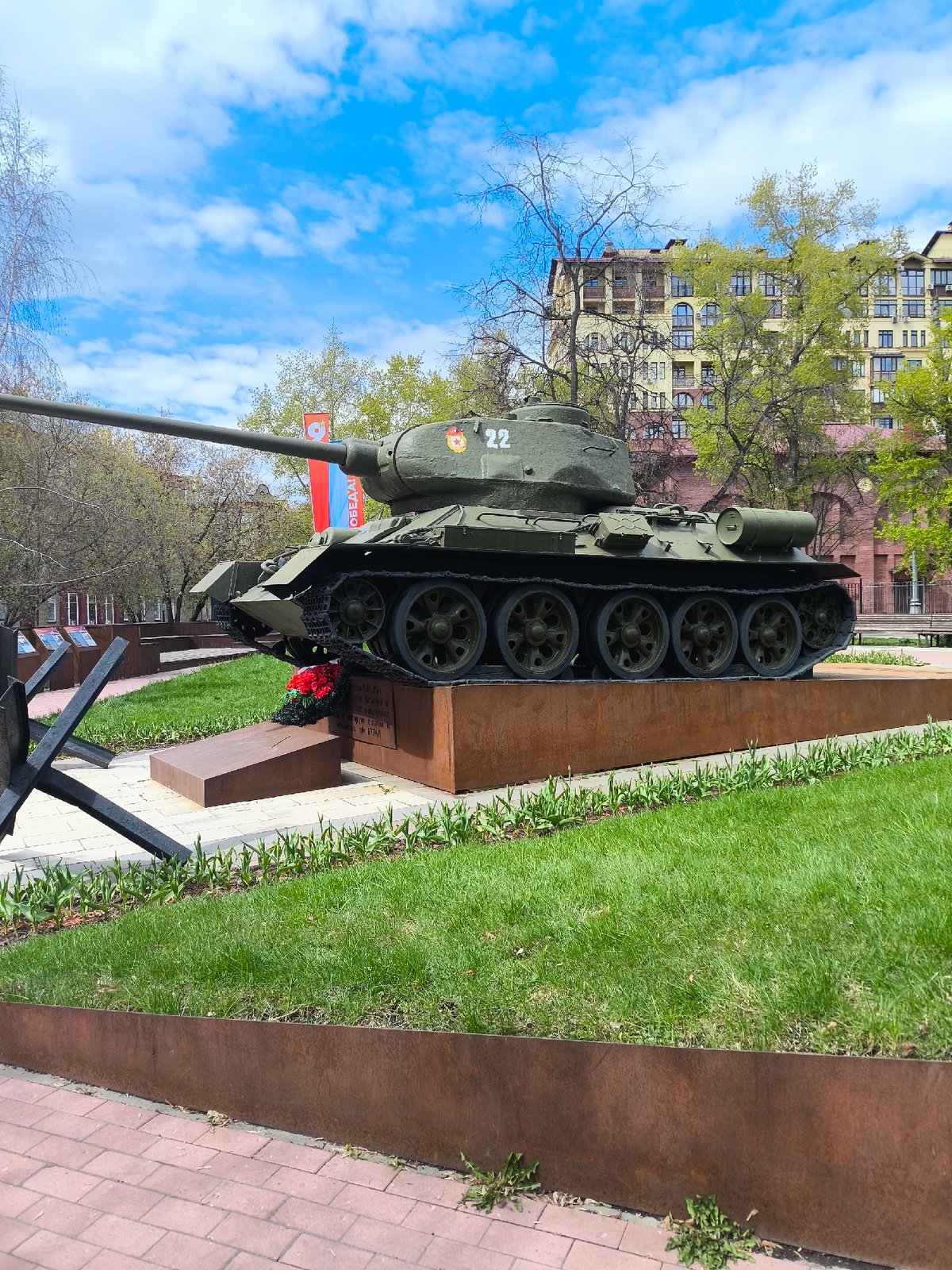 Moscow witness documents T-34 tank memorial and nearby construction activity