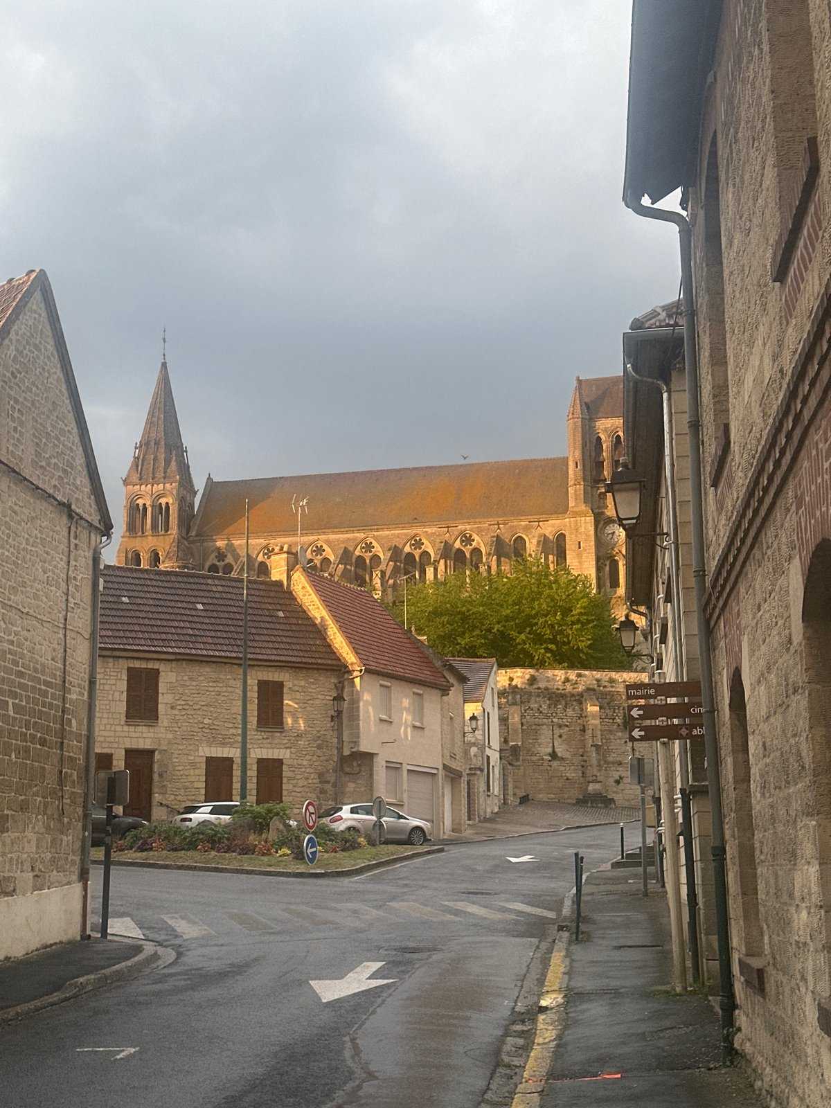 Walking tour documents historic Saint-Leu-d'Esserent medieval architecture
