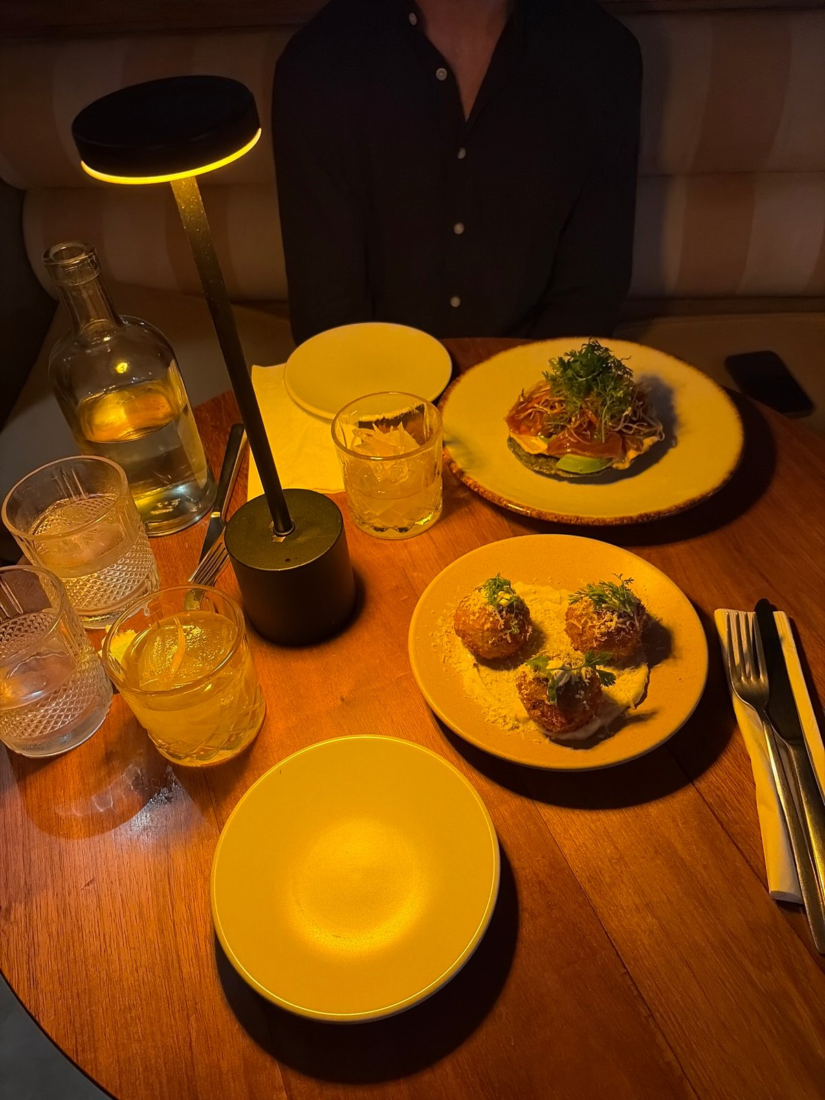Late-night dining documented at Brisas de Zicatela restaurant