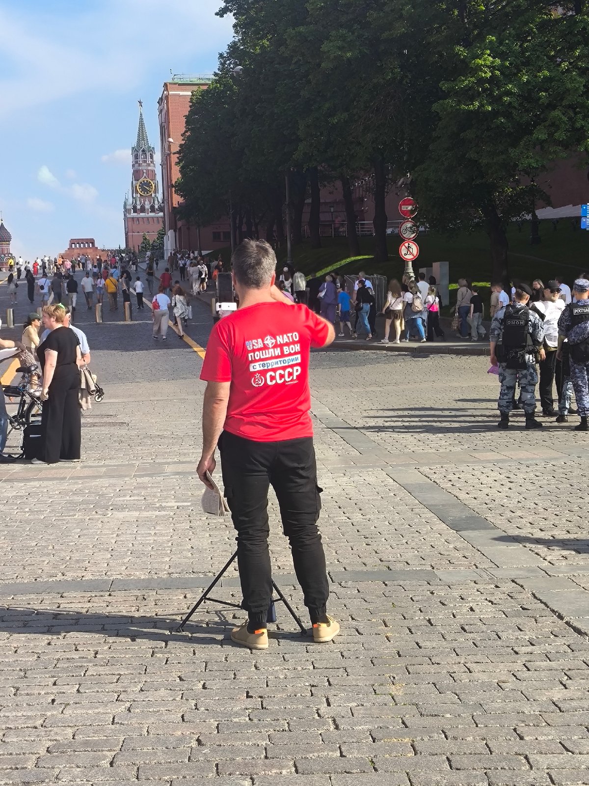 Ordinary Moscow street life documented across eight minutes