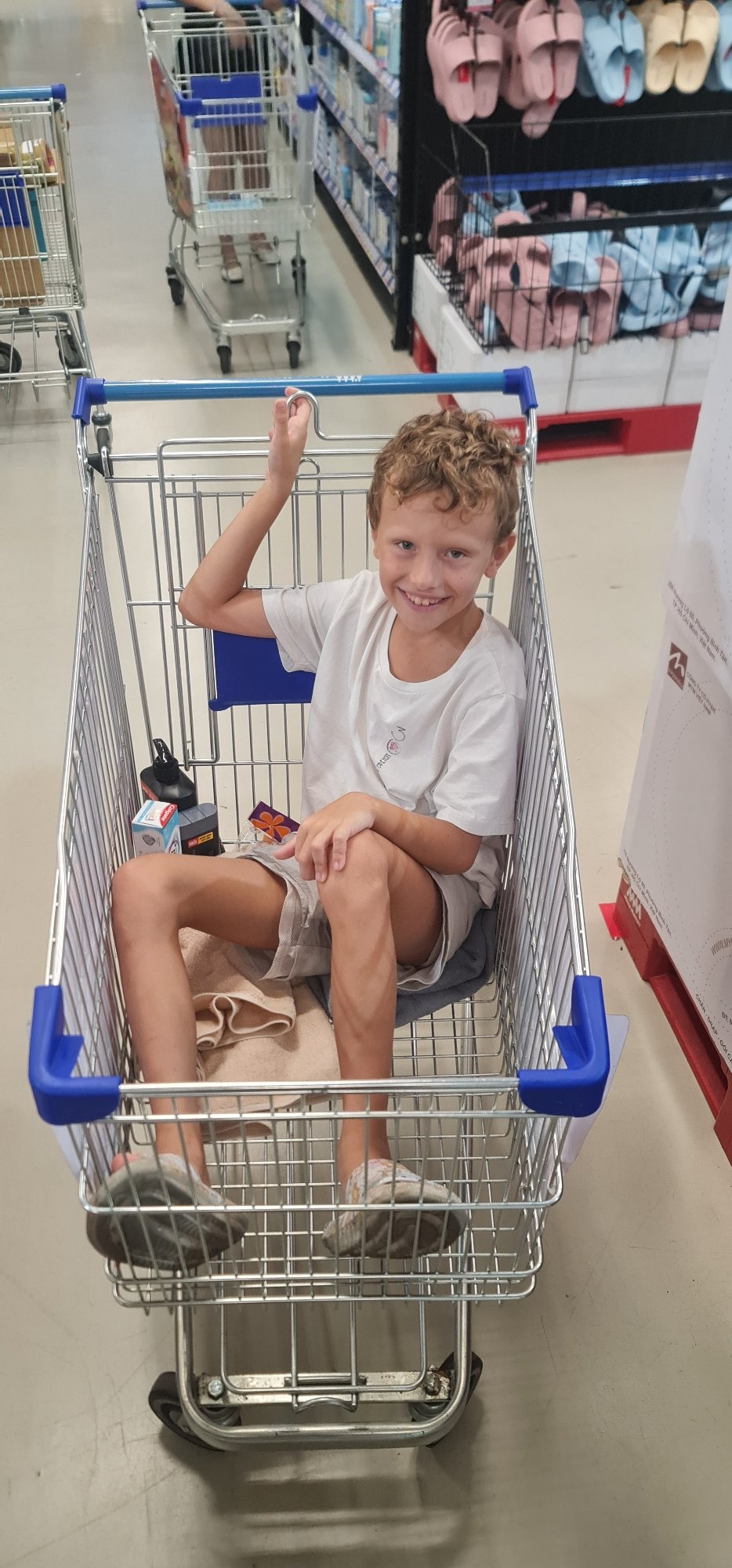 Child enjoys shopping cart ride at Đà Nẵng store