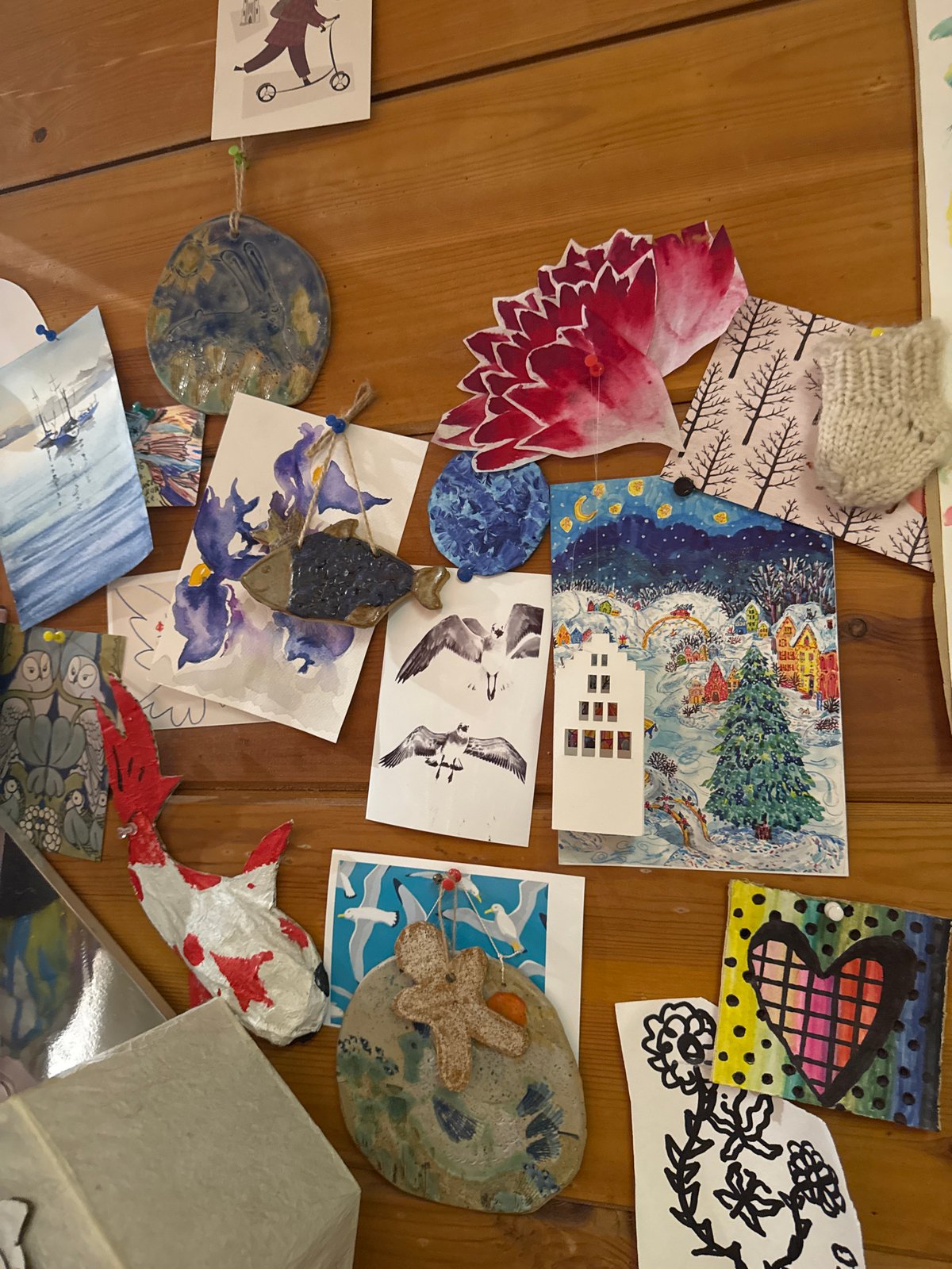 Handmade art displays documented in Moscow morning exhibition